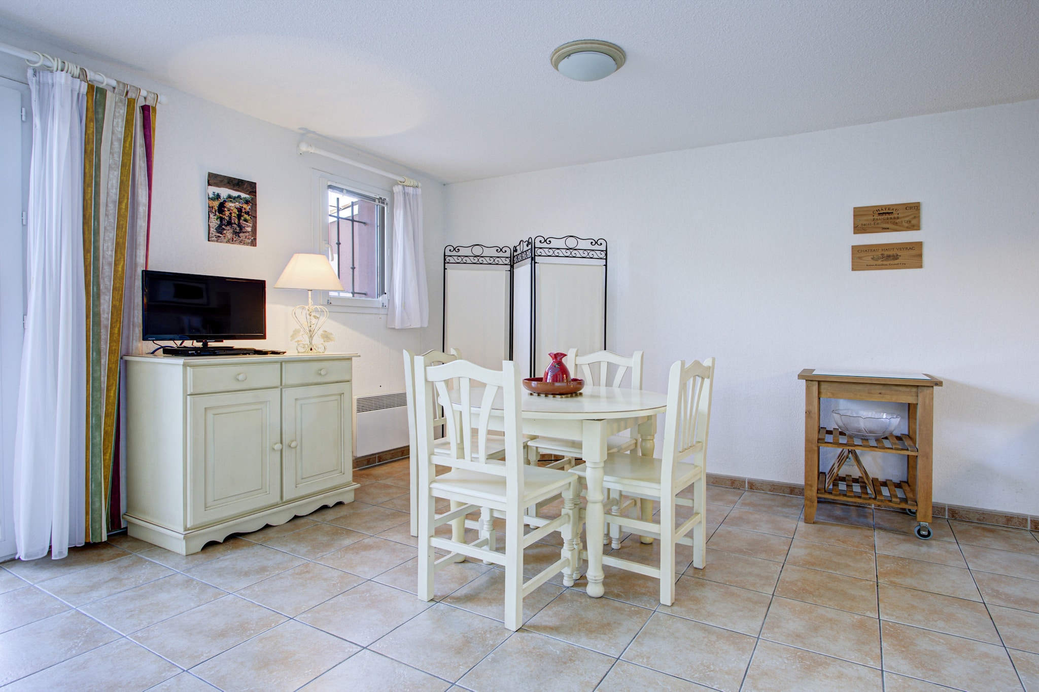 open kitchen(electric kettle, toaster, coffee machine, microwave, dishwasher, fridge, dishes and cutlery), Living/diningroom(double sofa bed, TV, dining table), bedroom(double bed), bathroom(bath tub, washbasin, toilet), fitness room, Garden Furniture , terrace, garden, parking, swimming pool(shared with other guests)