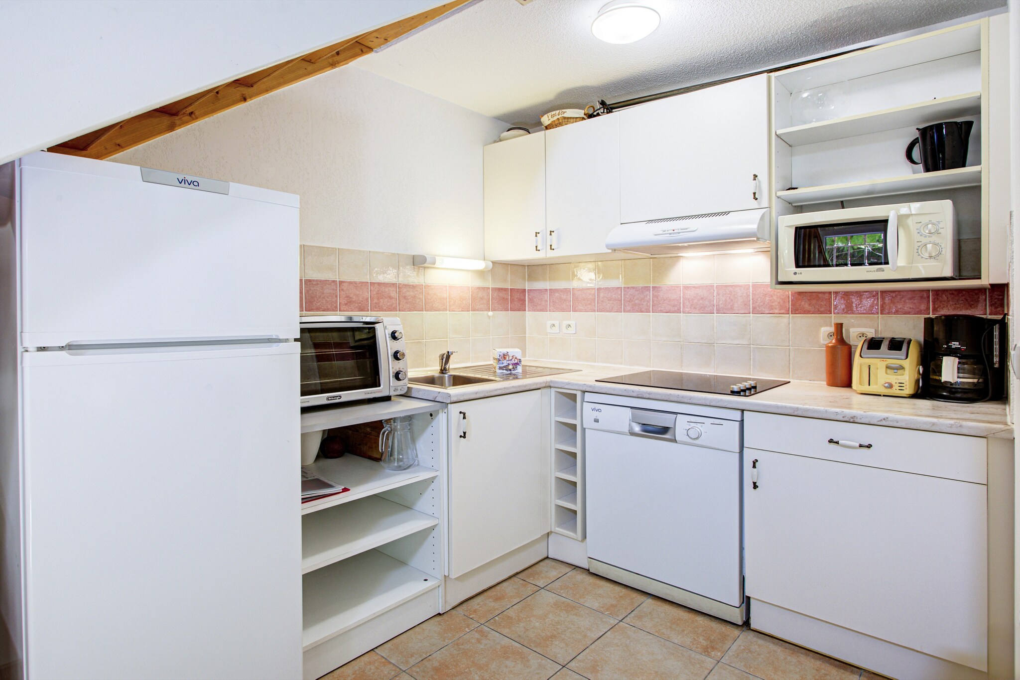 This cozy villa in Homps offers a wonderful retreat for up to six guests, situated within a quiet residential complex that is ideal for families. The property measures a comfortable 59 m² and features a lovely exterior with a private garden. Its location is conveniently close to local points of interest, including the popular restaurant "La table du Petit Louis" about 800 meters away, and the supermarket "Lancans" at 900 meters. A major highlight of the area is the beautiful "Lac de Jouarres," perfect for activities, located just 850 meters from the villa.
The villa is well-equipped for a self-catering holiday. The open plan kitchen, which uses electric appliances, is fully stocked with everything you need. This includes a refrigerator, microwave, oven, freezer, and a dishwasher, making cleanup effortless. You will also find a coffee machine, toaster, and kettle, along with a full set of dishes, cutlery, and kitchen utensils. The main accommodation includes two separate bedrooms and offers total capacity for six persons, making use of flexible sleeping arrangements within the home.
Guests will enjoy the outdoor amenities, which include a private garden and accompanying outdoor furniture, perfect for relaxing in the sunshine. For swimming, the residential complex provides a heated communal swimming pool, accessible to all guests. Comfort throughout the year is ensured with electric heating, and for those traveling by car, convenient open-air parking is available directly at the building.
