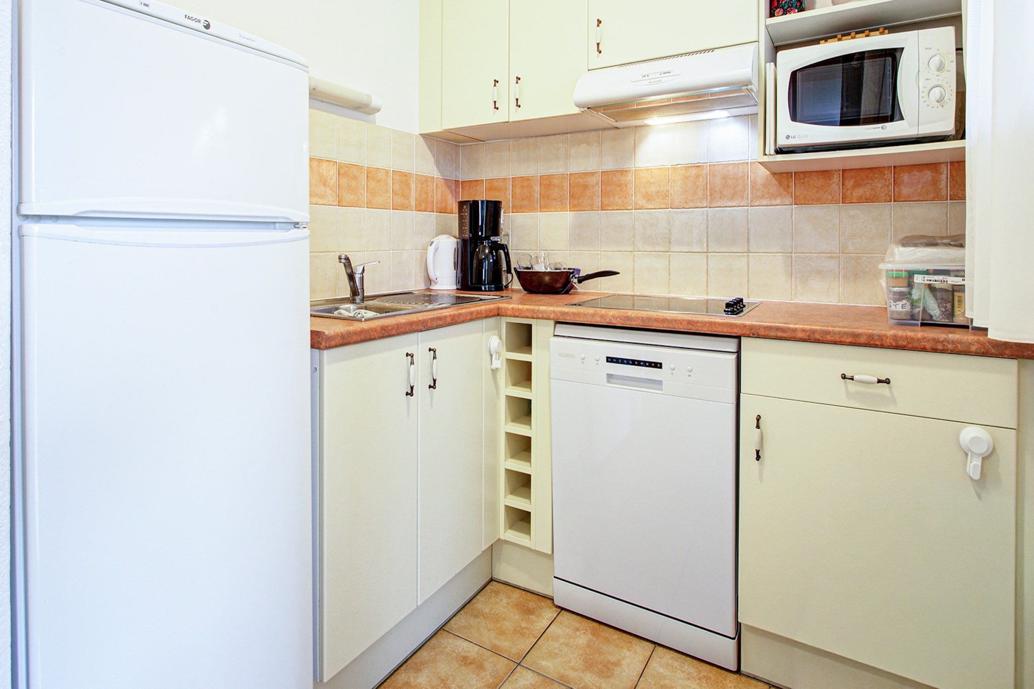 Fan, open kitchen(electric kettle, toaster, coffee machine, microwave, dishwasher, fridge, freezer, dishes and cutlery), Living/diningroom(double sofa bed, TV, dining table), bedroom(single bed, single bed), bedroom(single bed, single bed), bedroom(double bed), bathroom(shower, washbasin, toilet), bathroom(bath tub, washbasin, toilet), fitness room, Garden Furniture , terrace, garden, parking, swimming pool(shared with other guests), iron, hairdryer