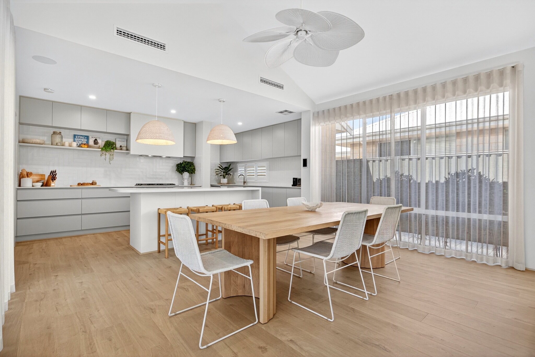 Coastal Luxe 4-Bed House in Madora Bay