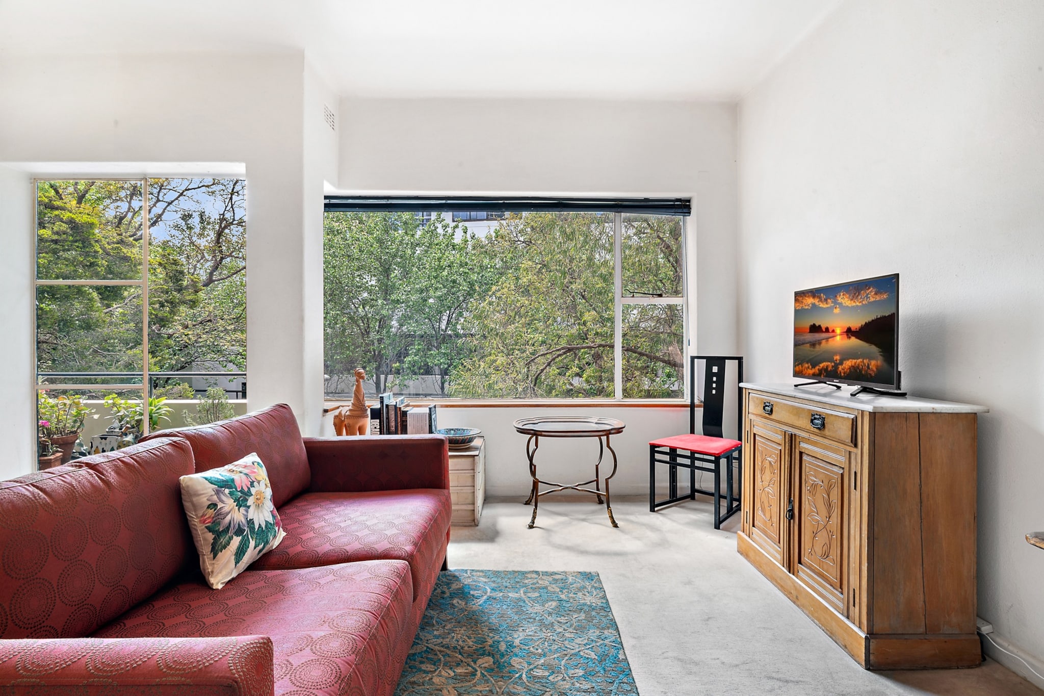 Property description
Stay in a landmark of Melbourne’s architectural history at Newburn Flats. This heritage-listed 1-bedroom apartment offers stylish, light-filled interiors, a sunny balcony, and a peaceful garden retreat. Located moments from St Kilda Road trams and the CBD, it includes free parking, Wi-Fi, and self check-in for convenience. Ideal for solo travellers or couples seeking charm, comfort, and connectivity.
The space
Set within Newburn Flats, one of Melbourne’s most iconic modernist buildings, this thoughtfully furnished 1-bedroom apartment blends vintage character with stylish comfort. Designed by acclaimed architect Frederick Romberg, the flat reflects the clean lines and functionality of European Modernism, offering a unique stay in a heritage-listed setting.
Inside, the light-filled interiors include a cosy lounge area with a Smart TV and elegant touches throughout. The kitchen is fully equipped for home-cooked meals, featuring a stove, oven, and multiple coffee-making options. The bedroom features a comfortable double bed dressed in hotel-quality linen, ensuring a restful stay.
The private balcony invites you to soak up the sunshine or enjoy a drink outdoors, while the rare garden space on-site offers a tranquil escape just steps from the city. While there is no air conditioning, ceiling fans and cross ventilation help maintain a comfortable indoor temperature.
Located just off Queens Road, the apartment is a short tram ride to the CBD, St Kilda Esplanade, and Prahran Market. With convenient self check-in, free NBN Wi-Fi, and on-site parking, this heritage flat is an inviting home base for work or leisure.