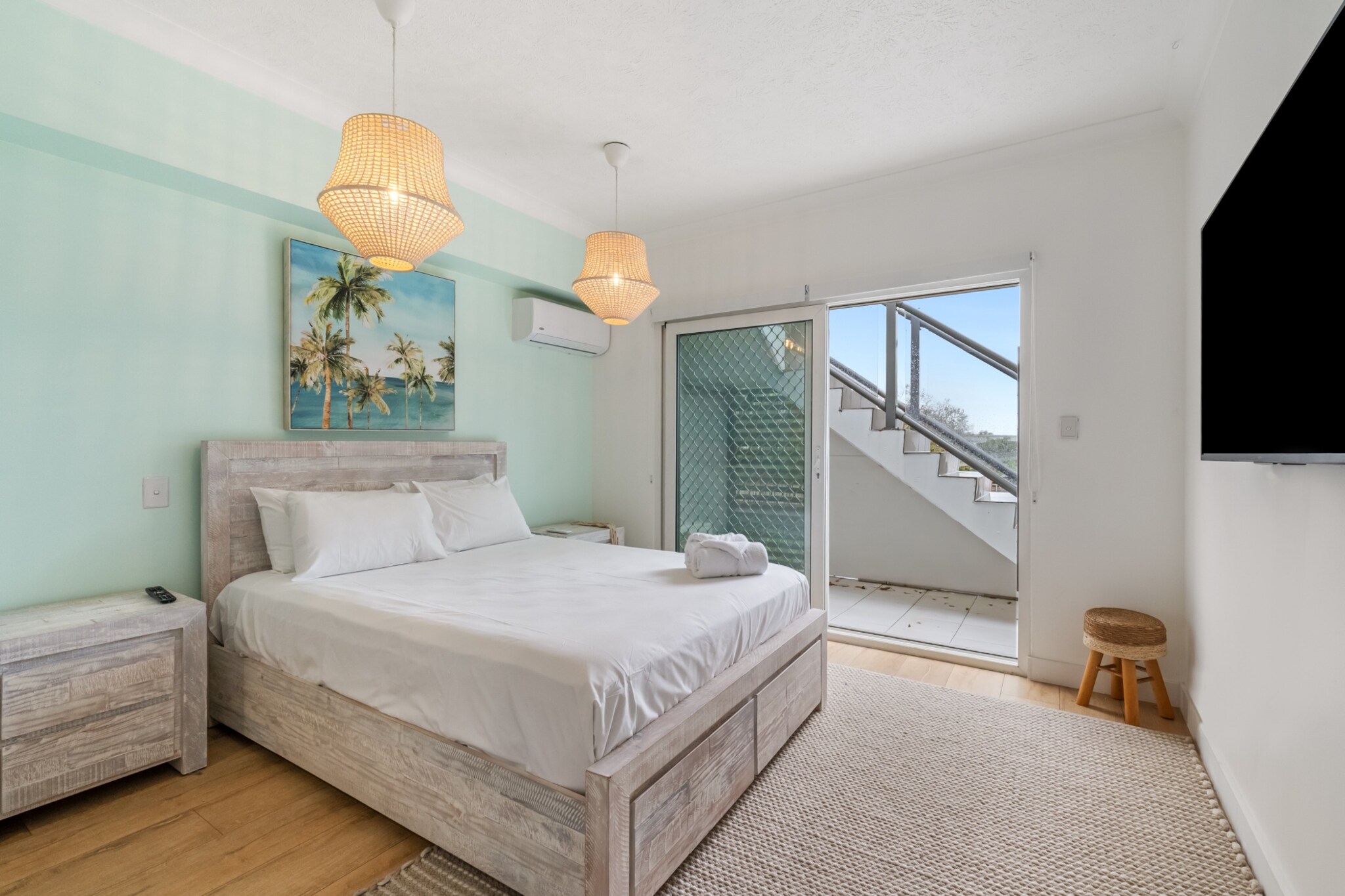 Spacious 2-Bed with Private Rooftop & BBQ Access