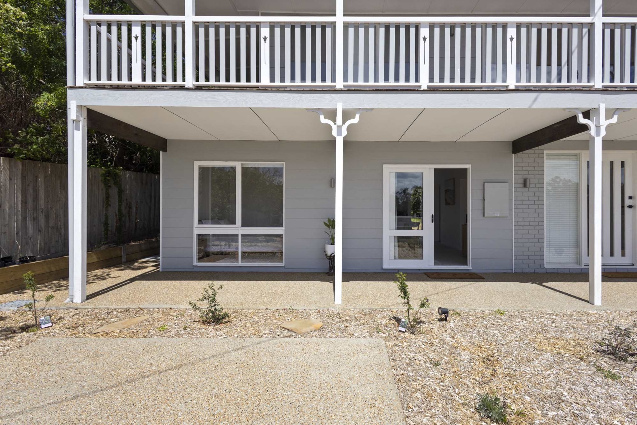 Escape to this peaceful 2-bedroom apartment in the heart of McCrae, ideal for a relaxed beachside getaway. With inviting interiors, and private parking, comfort comes effortlessly. Guests enjoy a self-check-in experience via a lockbox, making arrivals seamless. Perfect for couples or small families looking to unwind along Victoria's Mornington Peninsula.

-Public Transport: Bus stops within walking distance on Bayview Road.
-Getting There: Approximately 90 minutes from Melbourne by car.