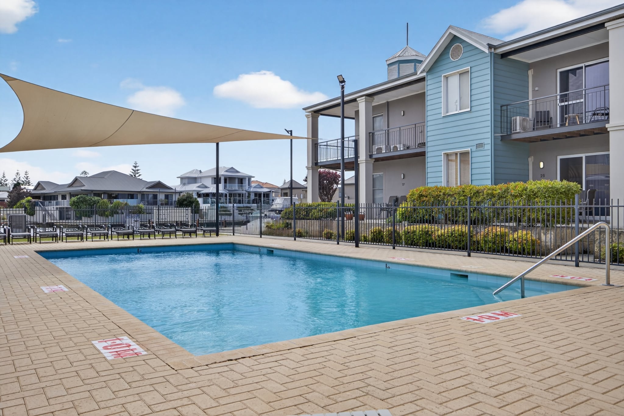 Serene 2-Bed Apartment by the Canal