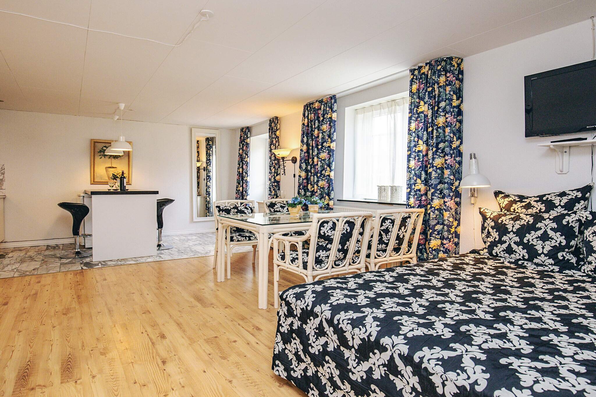 Located in Marstal, this renovated holiday home is perfect for a relaxing stay, offering space and comfort across 128m² for up to 6 guests. The house features a cozy, combined living and dining room where you can warm up by the wood-burning stove on cooler evenings. Modern essentials include a TV and a high chair for the youngest guests. The kitchen area is well-equipped for self-catering with an electric cooker, a refrigerator with a freezer compartment, a microwave, extractor fan, coffee machine, and a washing machine, making meal preparation easy and convenient.

The sleeping arrangements are thoughtfully distributed over two floors. On the ground floor, there is one bedroom furnished with a single bed. The first floor contains two additional bedrooms: one has two single beds, and the other has three single beds, bringing the total capacity to six guests. A cot is also available. The house includes one bathroom with a toilet, sink, and shower cubicle. The overall furnishing is cozy and inviting, designed to make you feel right at home.

Outdoor living is a highlight, with access from the utility room leading to a lovely terrace furnished with garden furniture and a grill for al fresco dining. The property sits on a natural 350 m² plot and features a sheltered courtyard (Solgård), perfect for enjoying the peaceful atmosphere. Situated in scenic surroundings, the two-story house is conveniently located just 1.0 km from the beach, with a restaurant 500m away. The home is heated by electric heating.