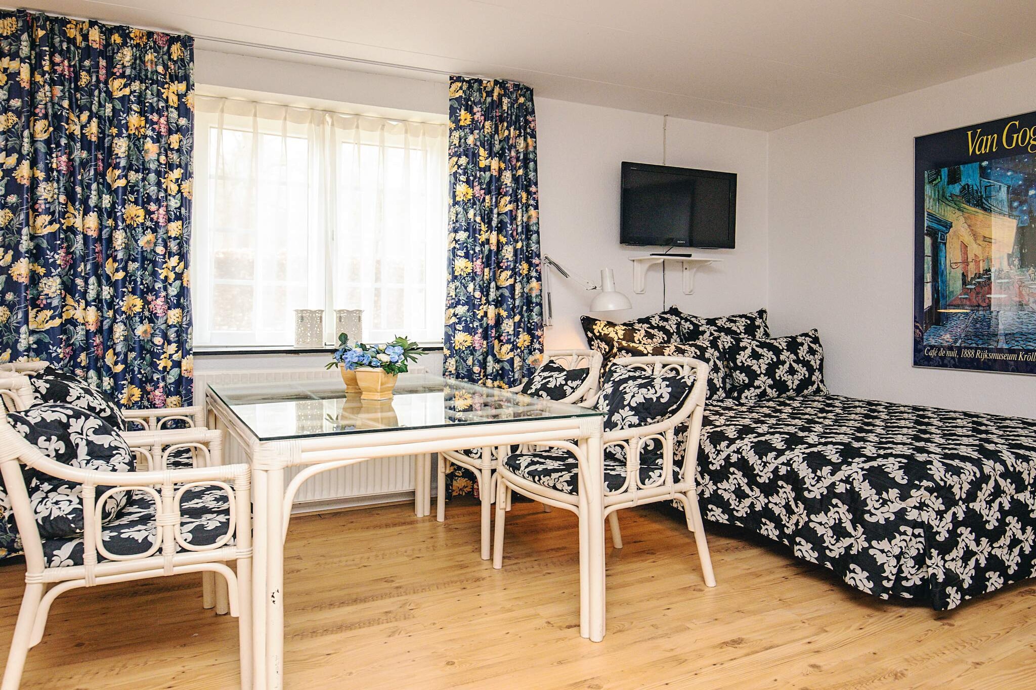 Kitchen(cooker(electric), coffee machine, fridge(+ freezer)), Living/bed room(double bed, TV), bedroom(double bed), bathroom(washbasin, shower, toilet), washing machine, terrace, garden furniture, swimming pool(indoor)