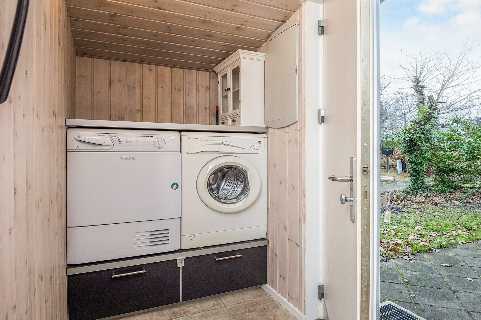 Moderne Villa mit Sauna-Bereich-Aussicht