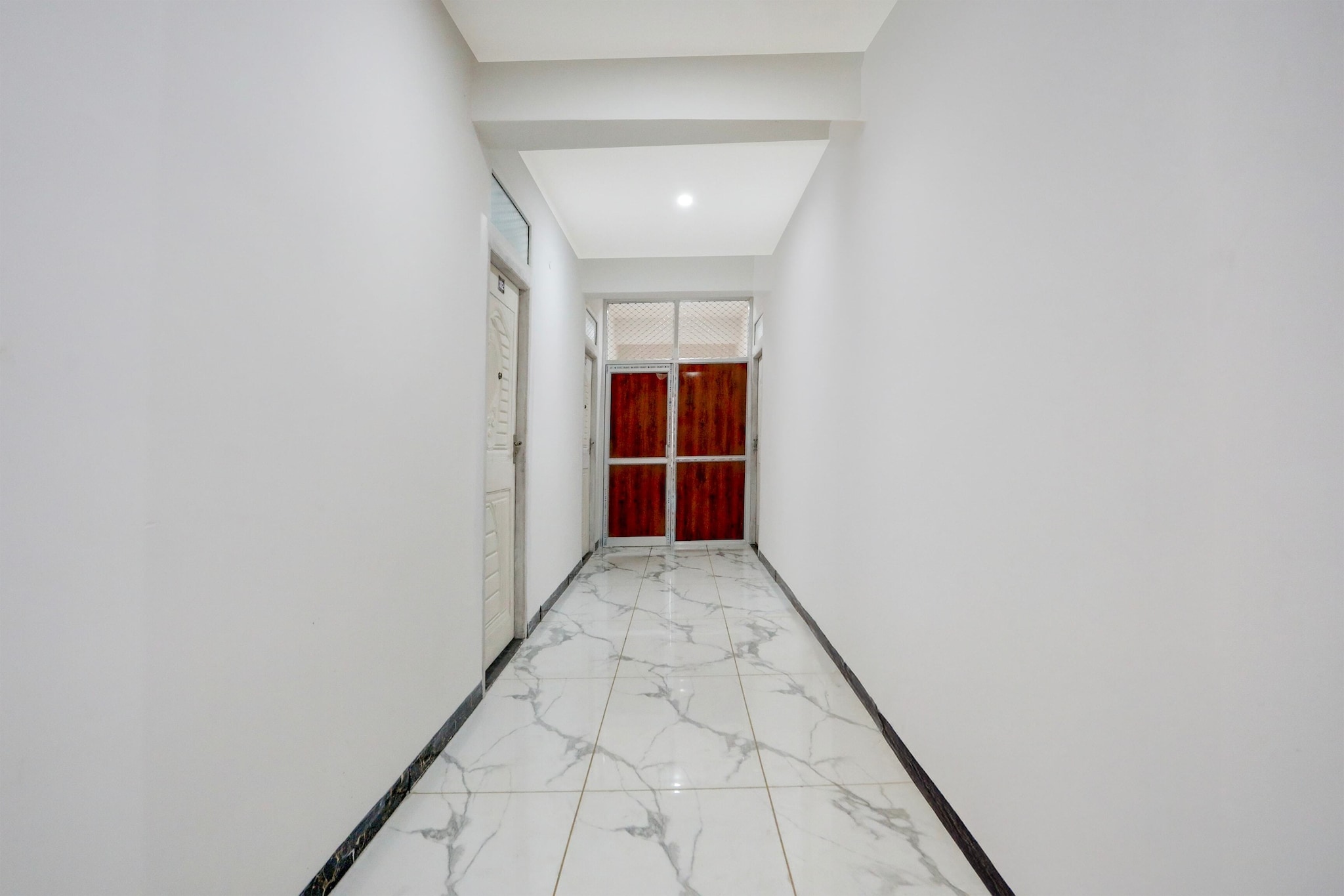 Ground floor: (bedroom(double bed, TV, seating area, air conditioning, telephone, Floor mattress), bathroom(bathtub or shower, shower, washbasin, toilet, Towels incl., shampoo, body soap, hot water))