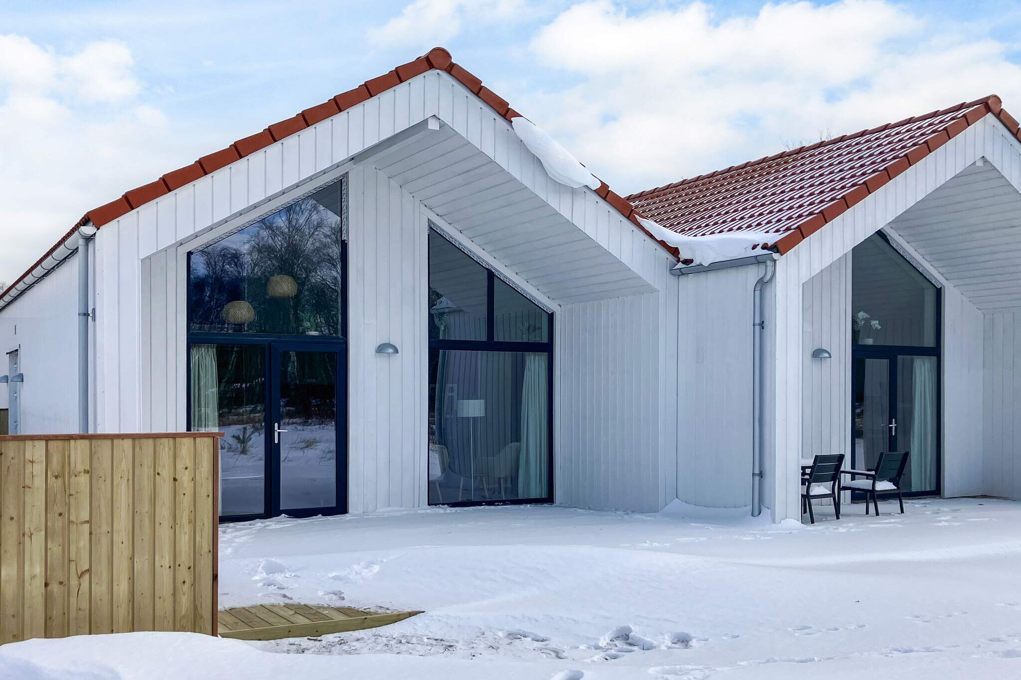 Welcome to these stunning, newly established holiday homes that offer modern comfort and an exceptional location right next to a beautifully maintained 18-hole golf course, and just a few hundred meters from the Kattegat Sea and one of Læsø's finest beaches. This bright and inviting holiday home spans 144 m² and features its own large private terrace, creating the perfect setting for relaxation and outdoor dining. The house is designed to comfortably accommodate 8–10 guests, making it ideal for large families or groups.

Inside, the house offers a welcoming entrance, four lovely bedrooms, and an extra sleeping loft accessible from the living room. It also includes two beautiful bathrooms, both equipped with a shower, toilet, and underfloor heating. The fully equipped kitchen seamlessly connects to the delightful living area, containing everything you need: a stove with oven, microwave, fridge/freezer, and coffee maker. For your modern needs, the house is equipped with fiber internet, a TV with Chromecast, and a modern heat pump for year-round comfort.

Læsø Seaside Holiday Homes are perfectly situated on the island's scenic north coast, only a short walk from the sea and some of Læsø's best sandy beaches. The charming harbor town of Østerby is within walking distance, offering a lively atmosphere with excellent restaurants, a supermarket, a fishmonger, and several inviting local shops.