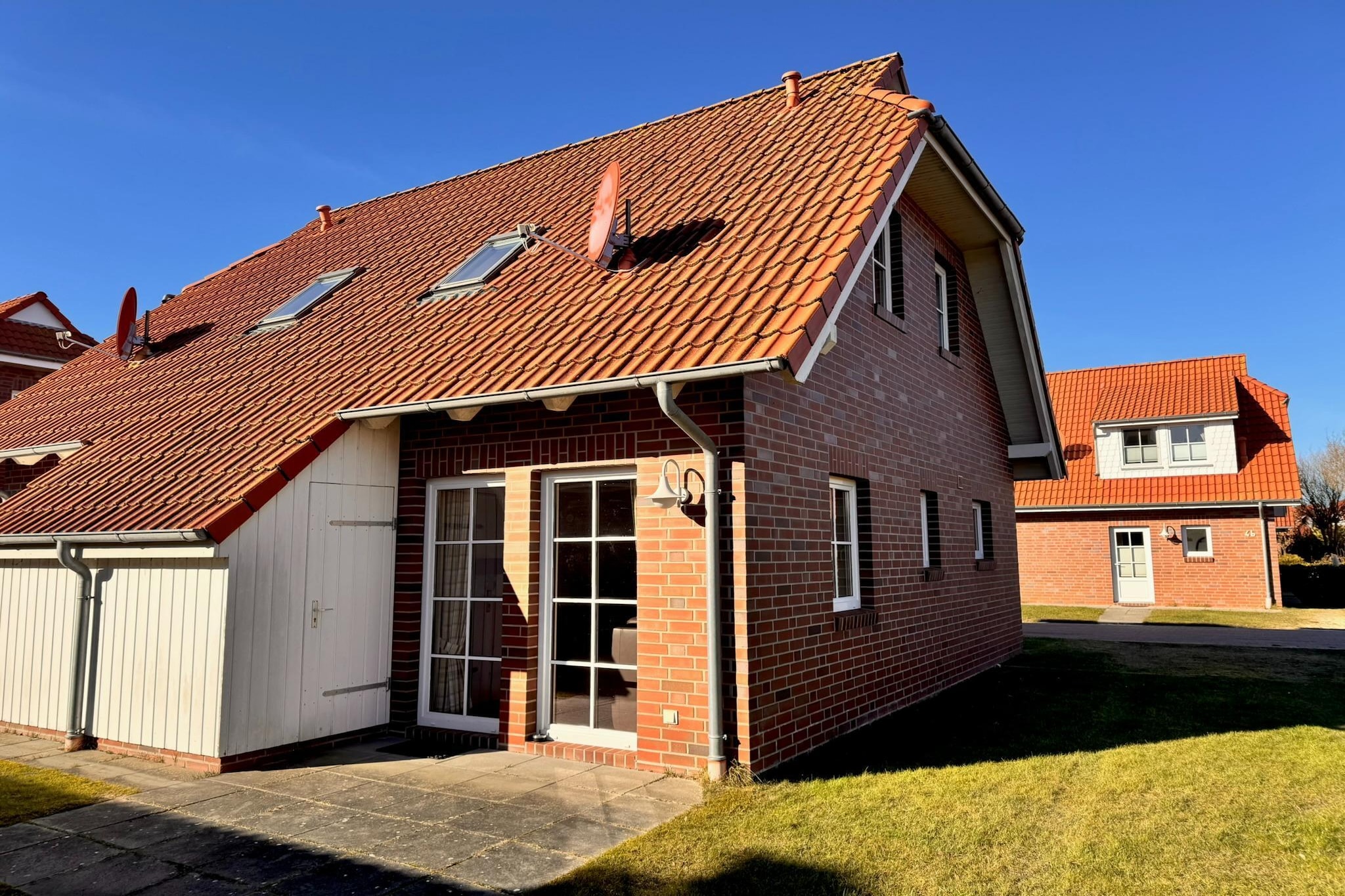 Ground floor: (open kitchen(electric kettle, toaster, cooker(4 ring stoves), coffee machine, oven, dishwasher, fridge), Living/diningroom(single sofa bed, TV, dining table, seating area), toilet(washbasin, toilet))\n\nAttic: (bedroom(double bed, TV), bedroom(single bed), bathroom(shower, washbasin, toilet))\n\ntumble dryer(paid), baby bath(paid), washing machine(paid), terrace, garden furniture, parking, stair gate, Laundry Package for a fee