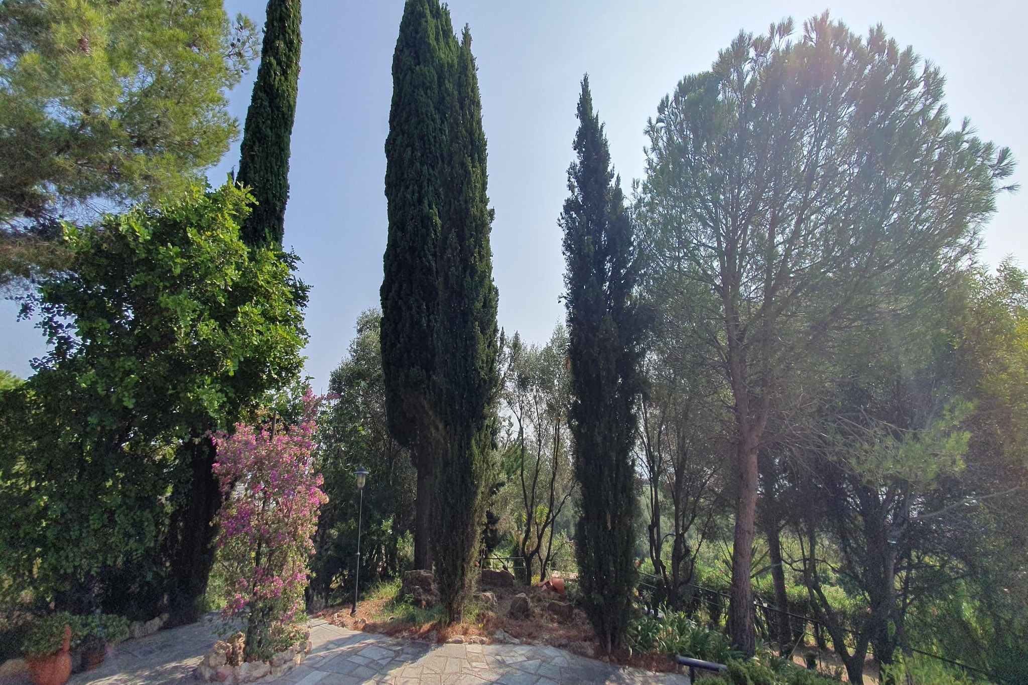 Charmante Villa mit drei Apartments und Meerblick-Jardins en été