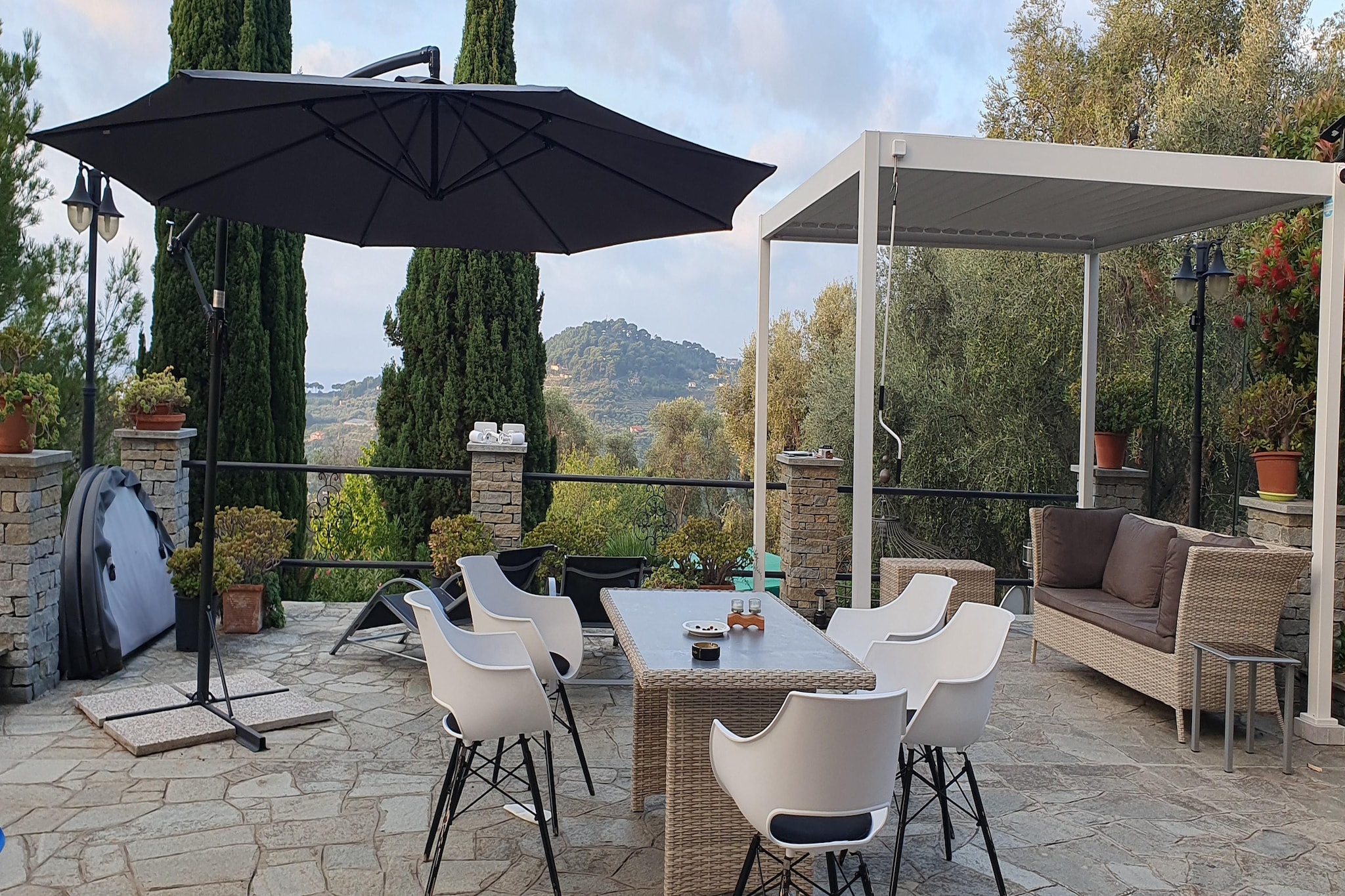 Charmante Villa mit drei Apartments und Meerblick-Terrasse / balcon