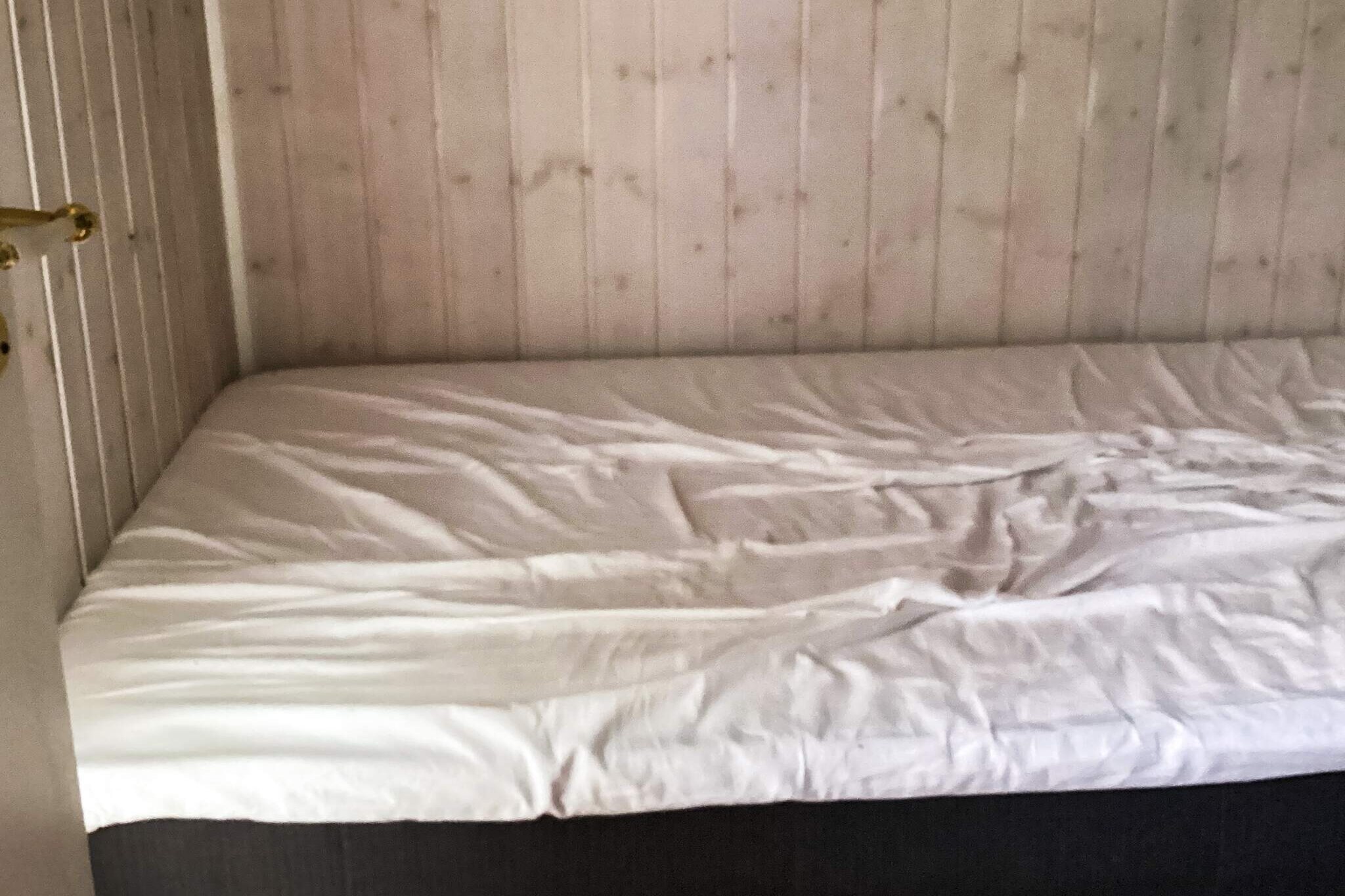 Internet Access DSL, Living room, Kitchen(cooker(electric), coffee machine, dishwasher, fridge-freezer), Living/bed room(TV), bedroom(double bed), bedroom(double bed), bathroom(washbasin, shower, toilet), heating(electric), terrace, garden, garden furniture, deckchairs, air to air heatpump