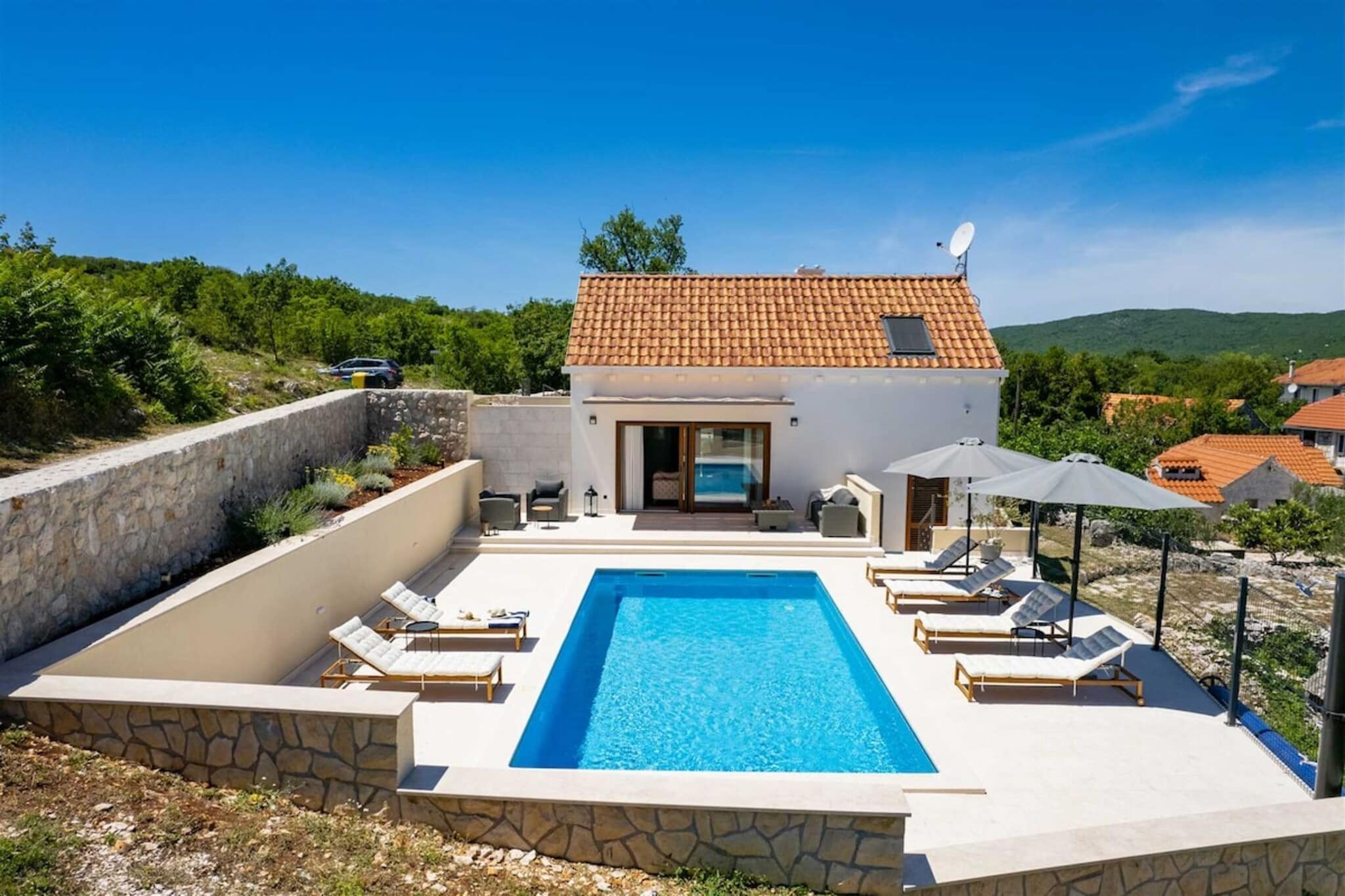 UNIQUE VILLA PIETRA-Außenbereich Sommer