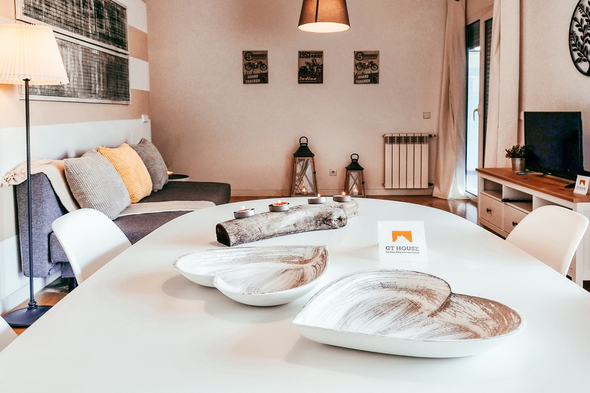 Bridge View with Balcony By Gt House-Eetkamer