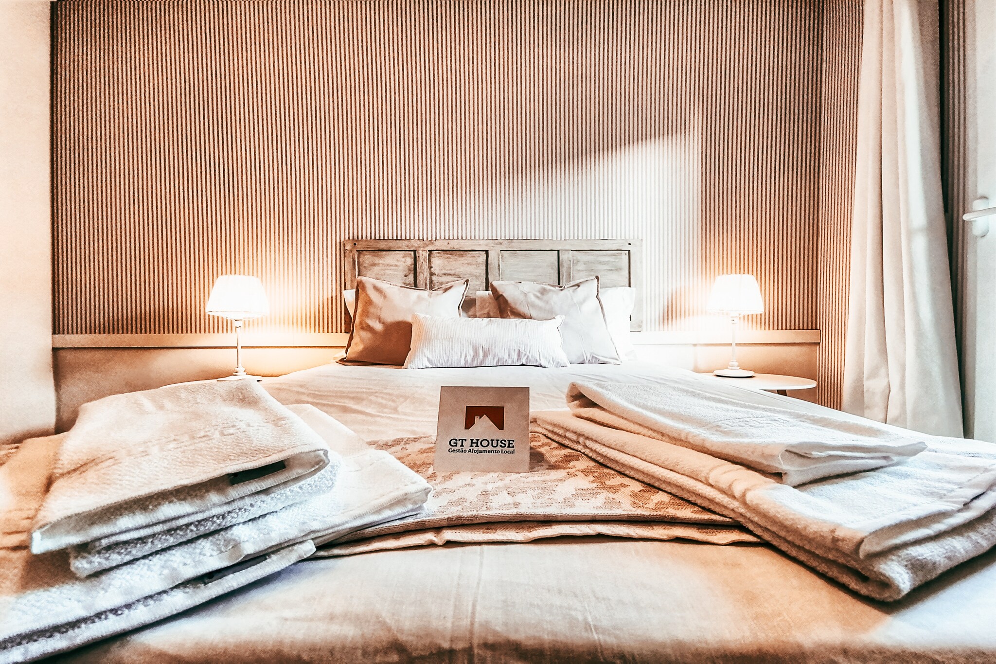 Bridge View with Balcony By Gt House-Slaapkamer