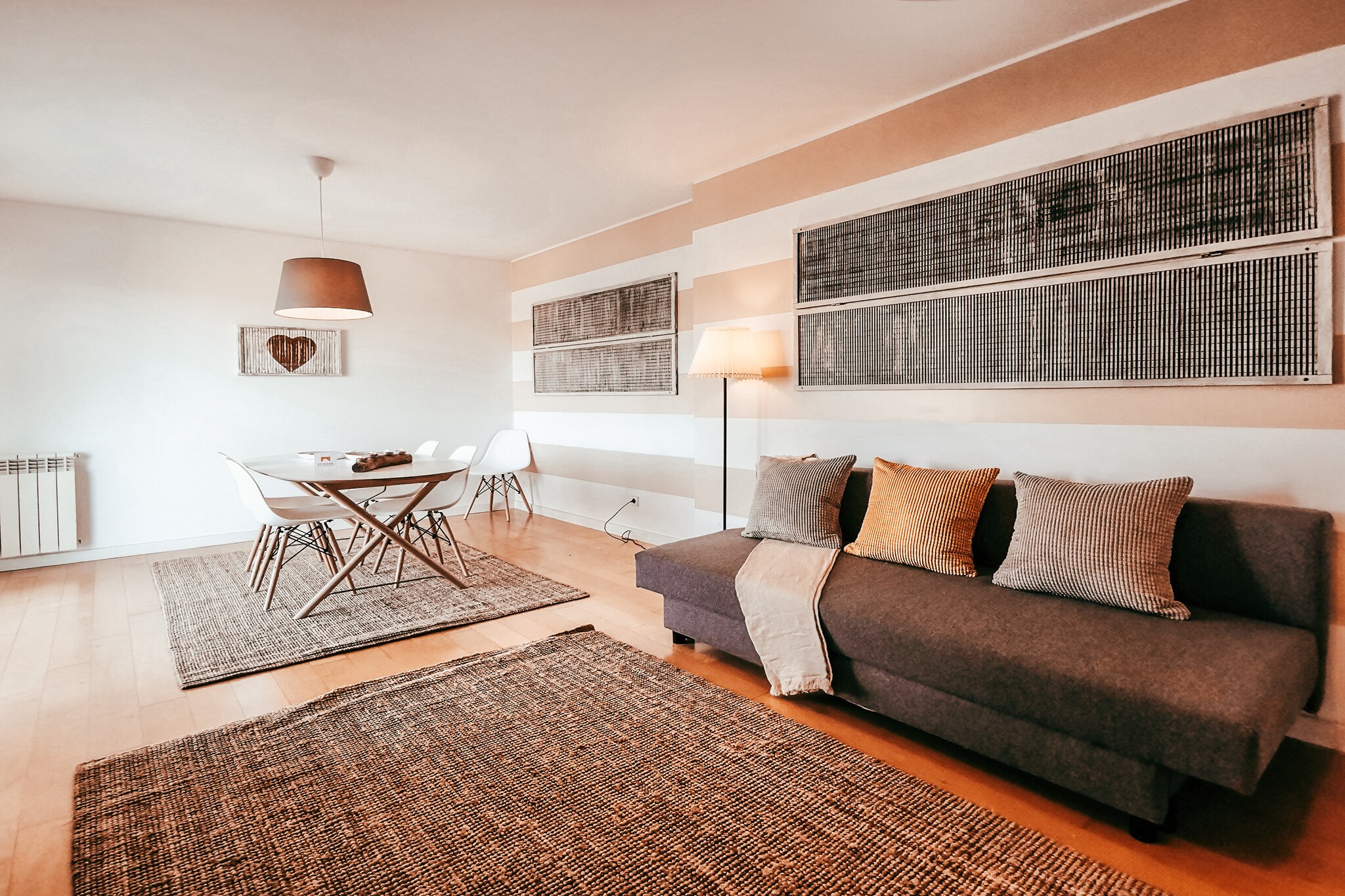 Bridge View with Balcony By Gt House-Woonkamer