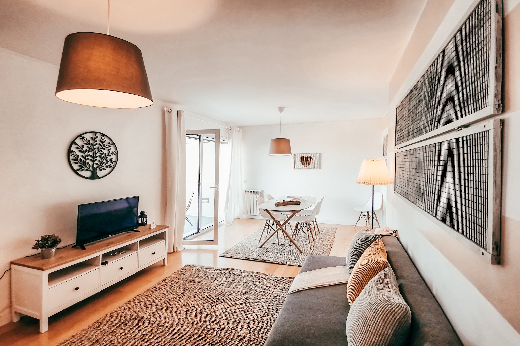 Bridge View with Balcony By Gt House-Woonkamer