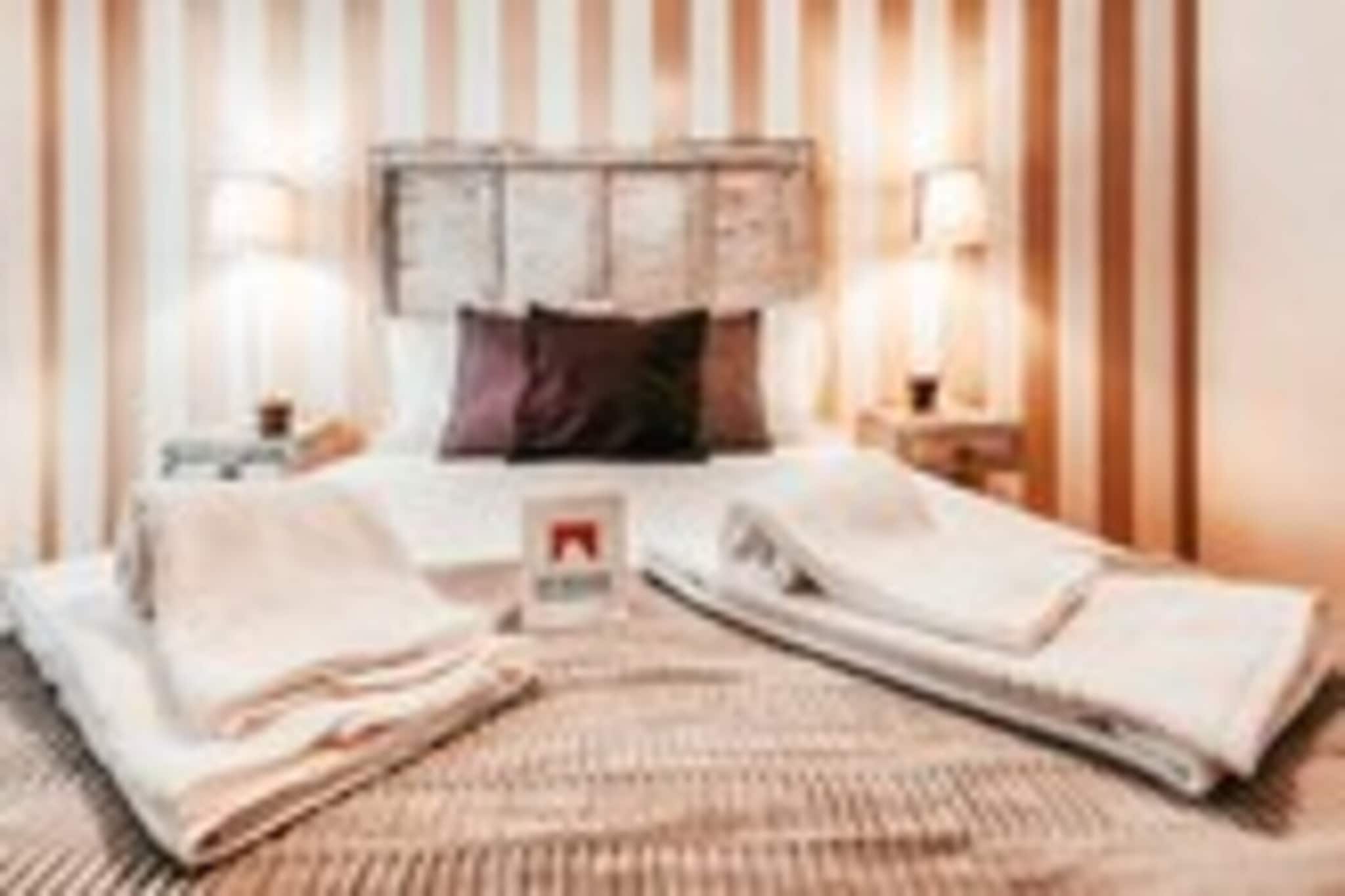 Bridge View with Balcony By Gt House-Slaapkamer