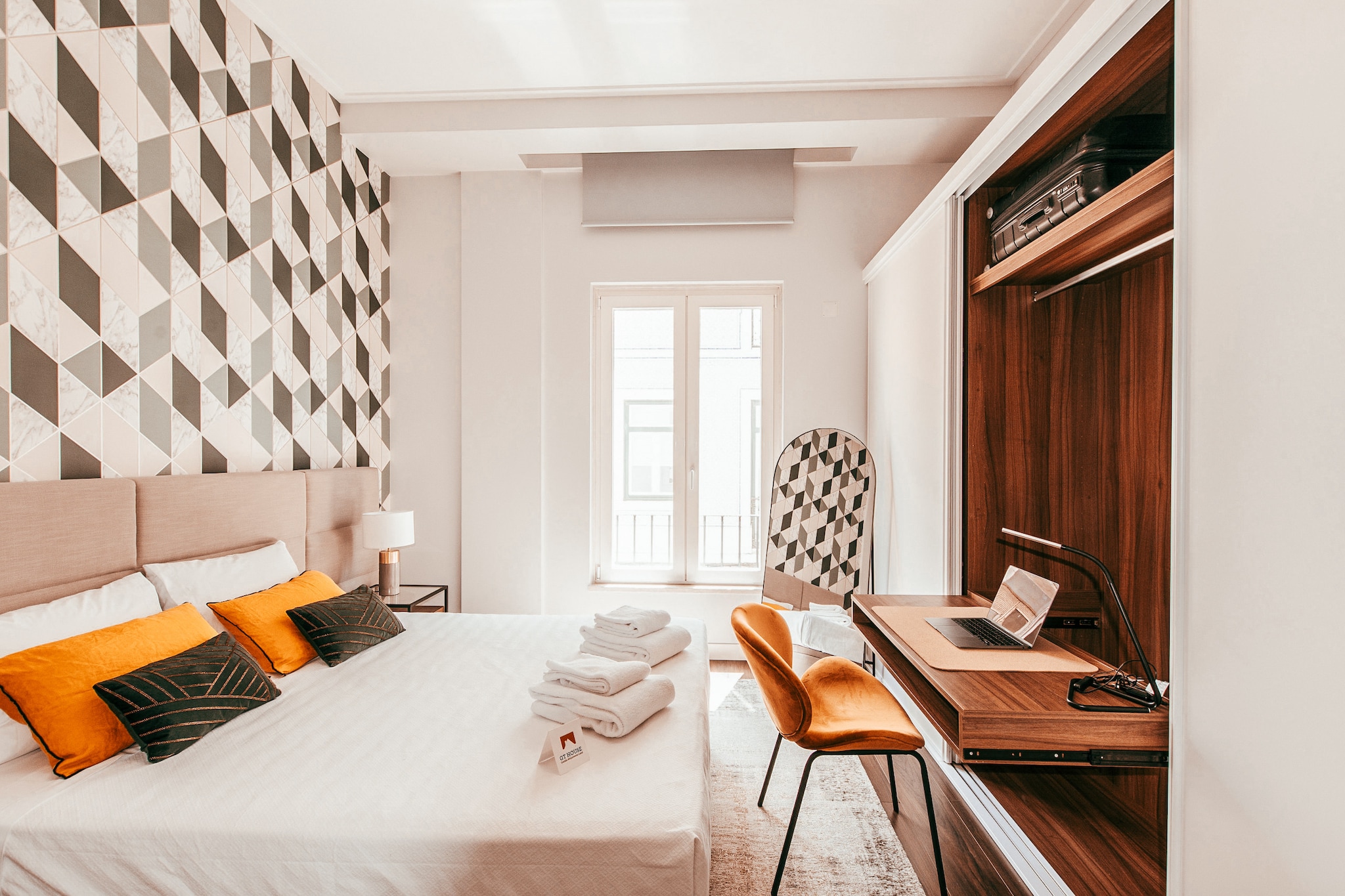 Elegant & Sophisticated Campo Ourique by GT House-Schlafzimmer