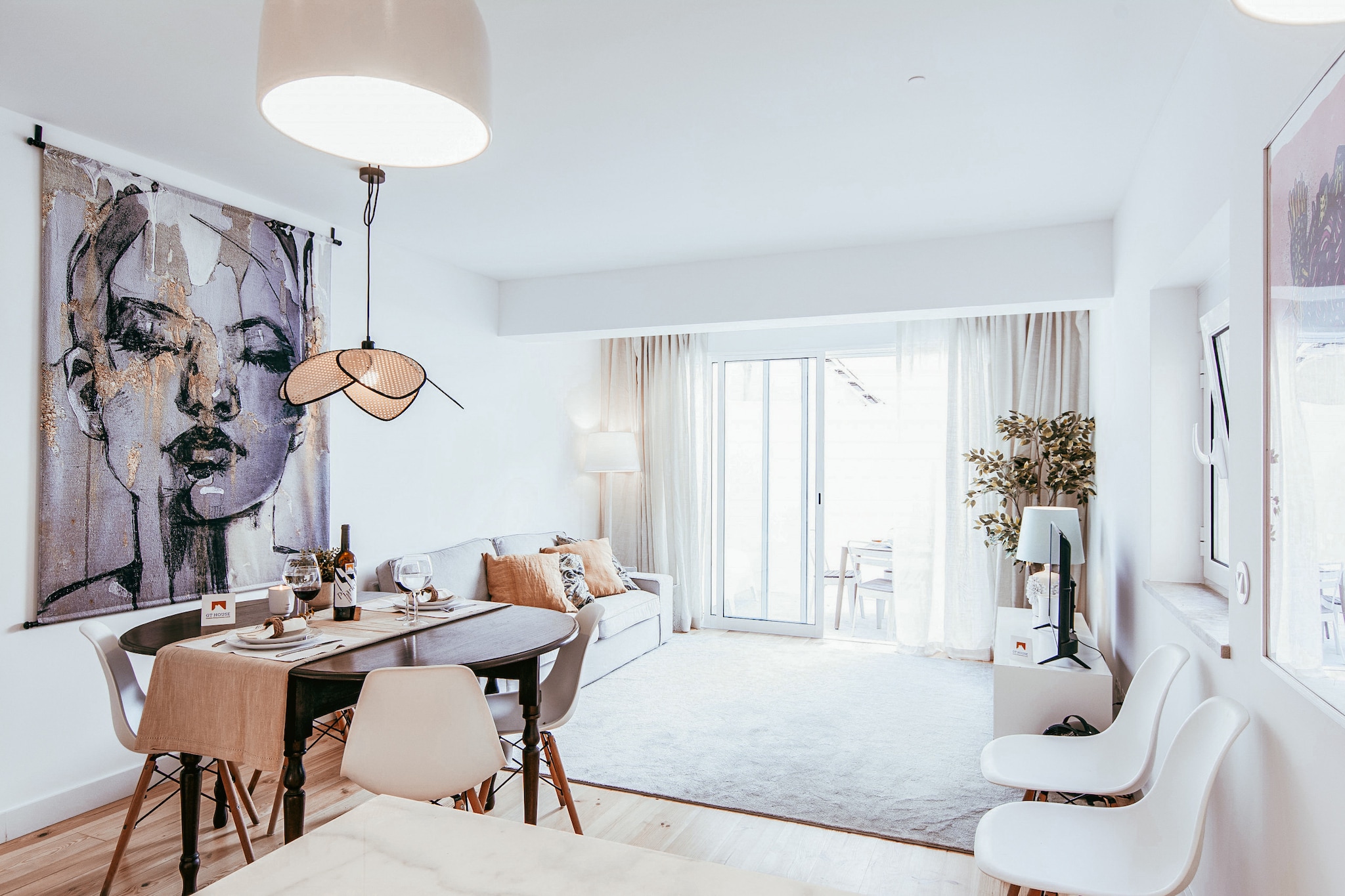 Modern & Charming Alges by GT House-Wohnzimmer