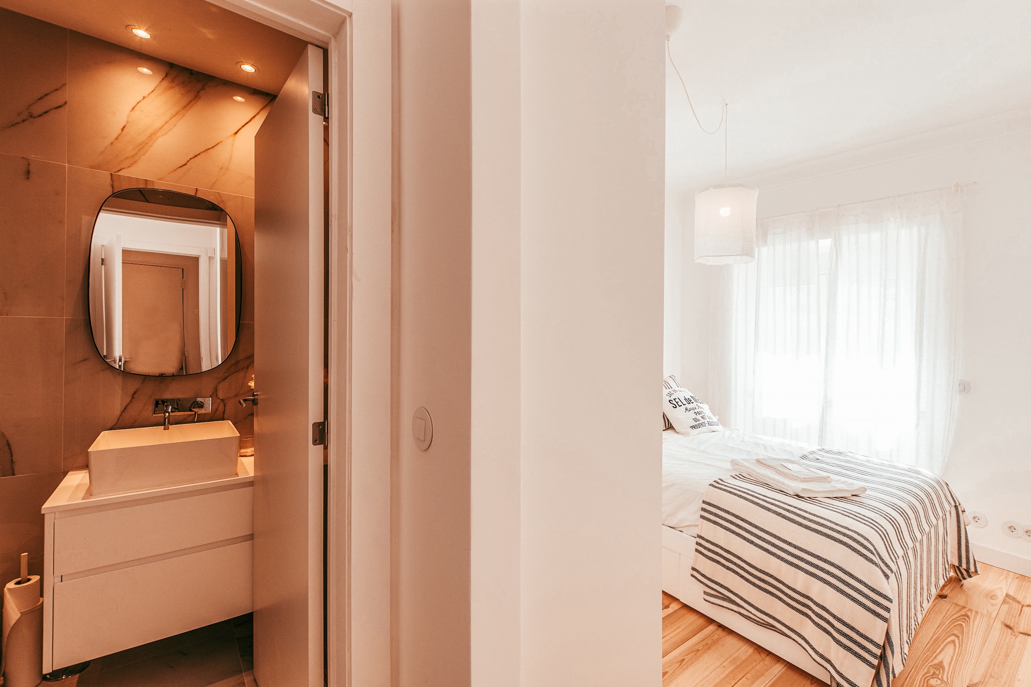 Modern & Charming Alges by GT House-Schlafzimmer