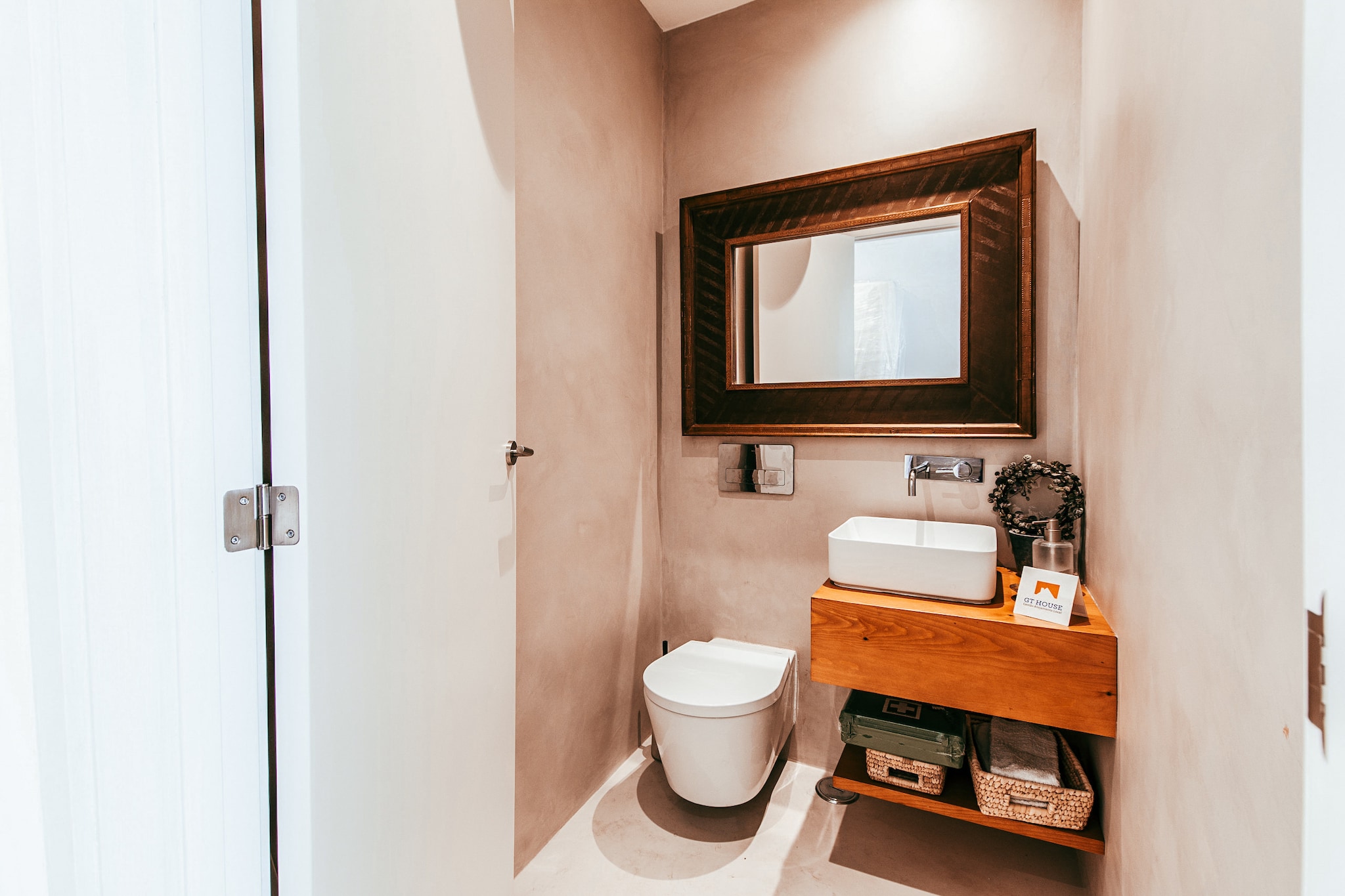 Modern & Charming Alges by GT House-Badezimmer