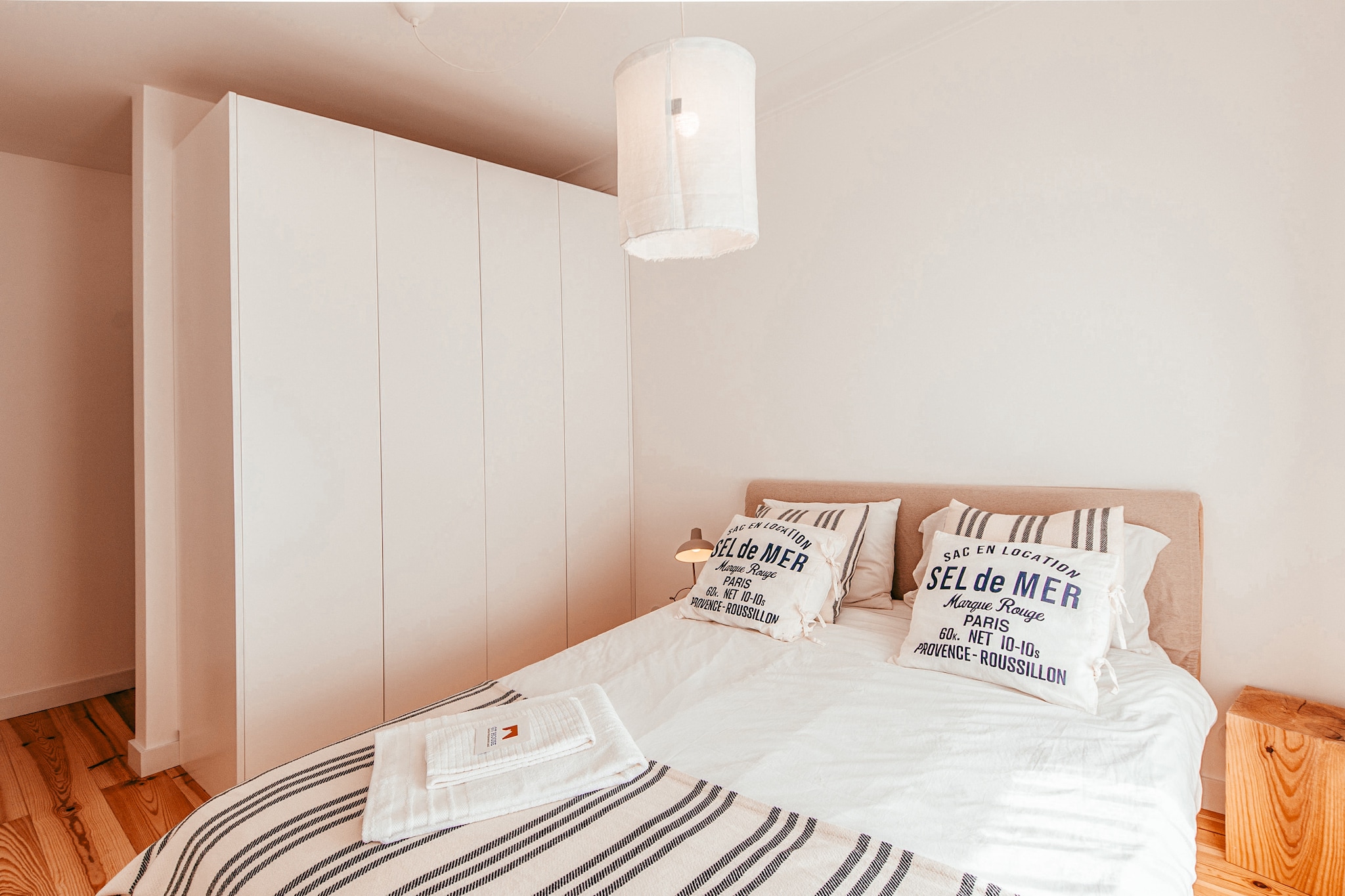 Modern & Charming Alges by GT House-Schlafzimmer