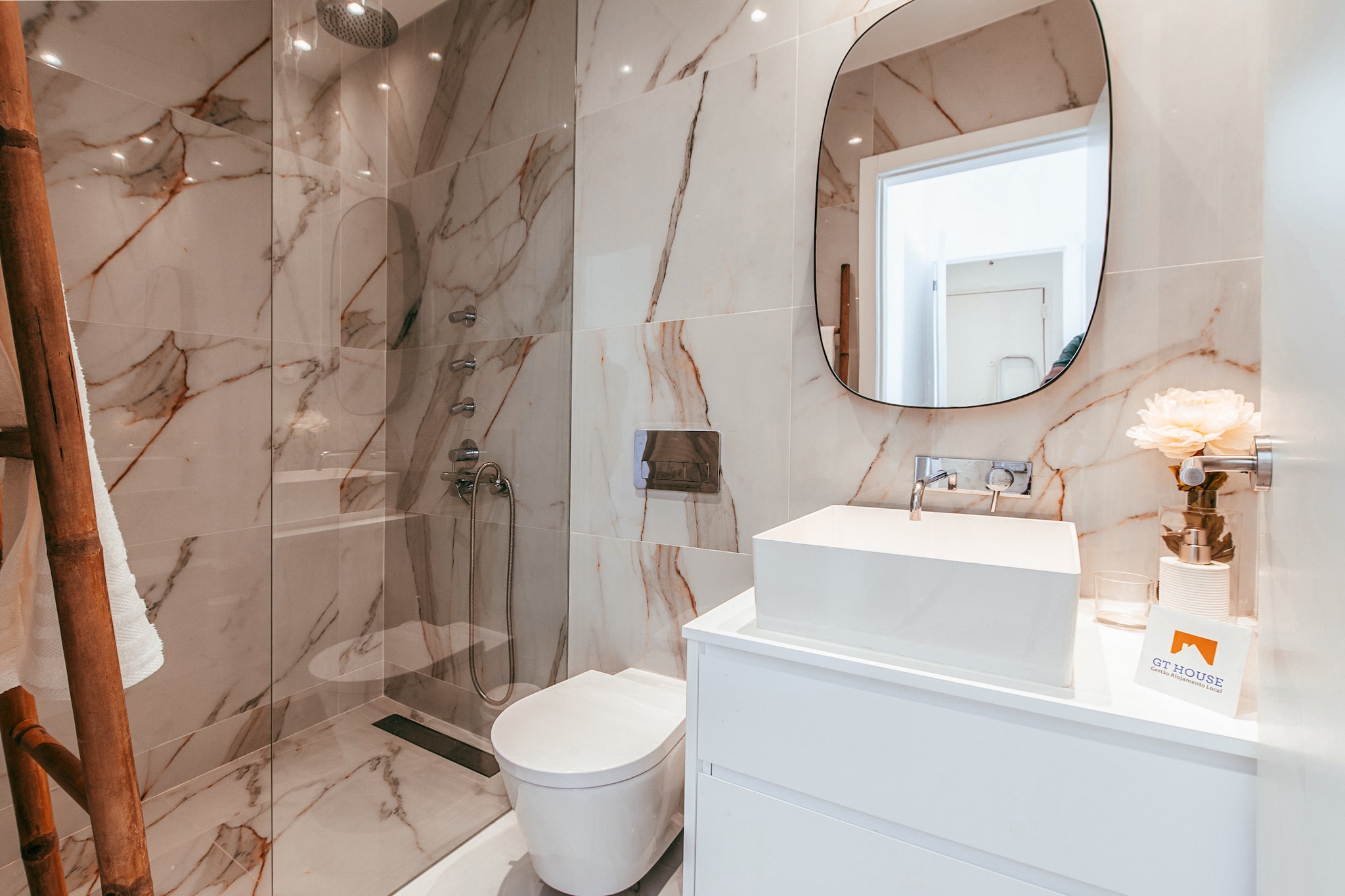 Modern & Charming Alges by GT House-Badezimmer