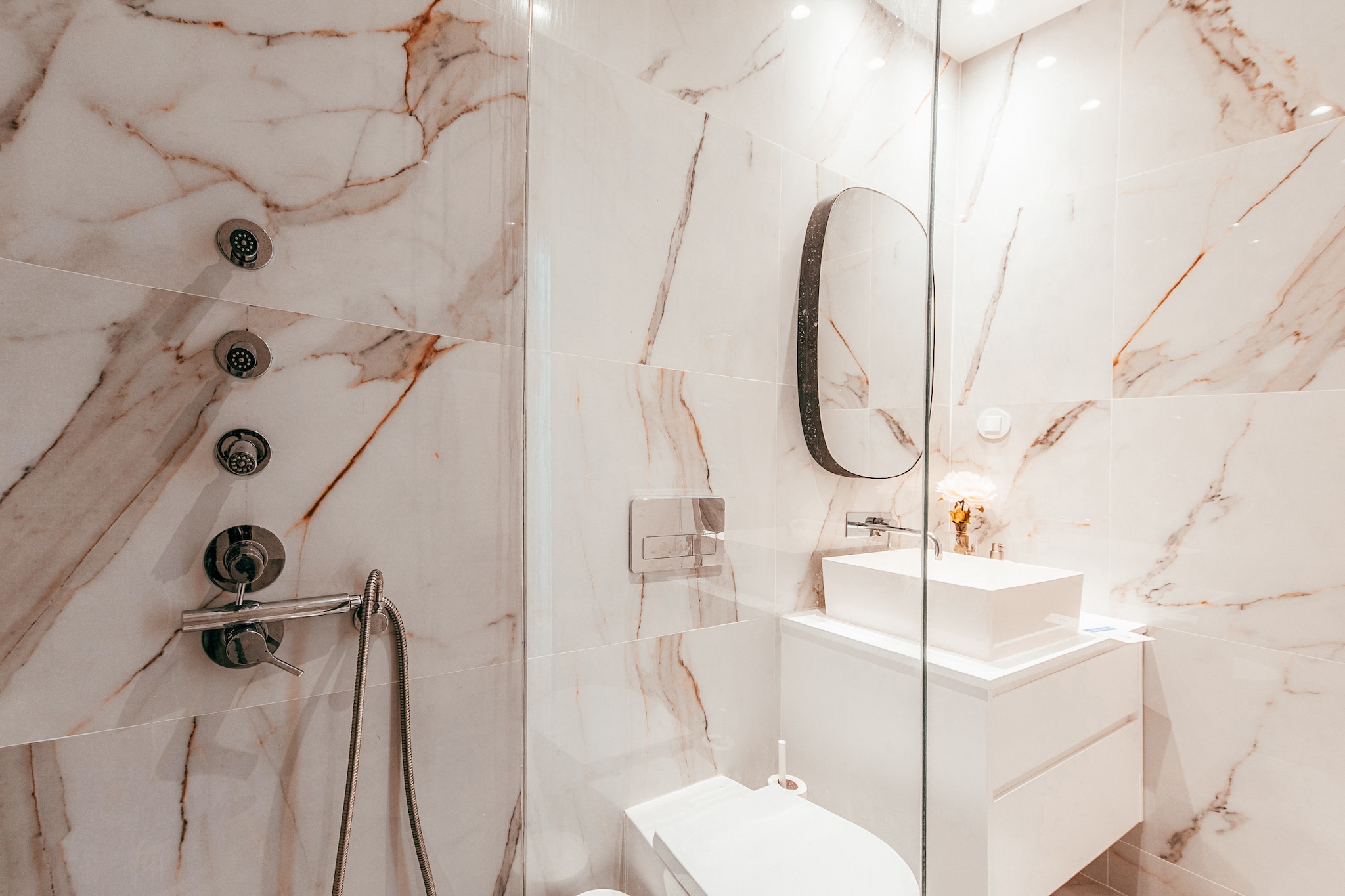 Modern & Charming Alges by GT House-Badezimmer