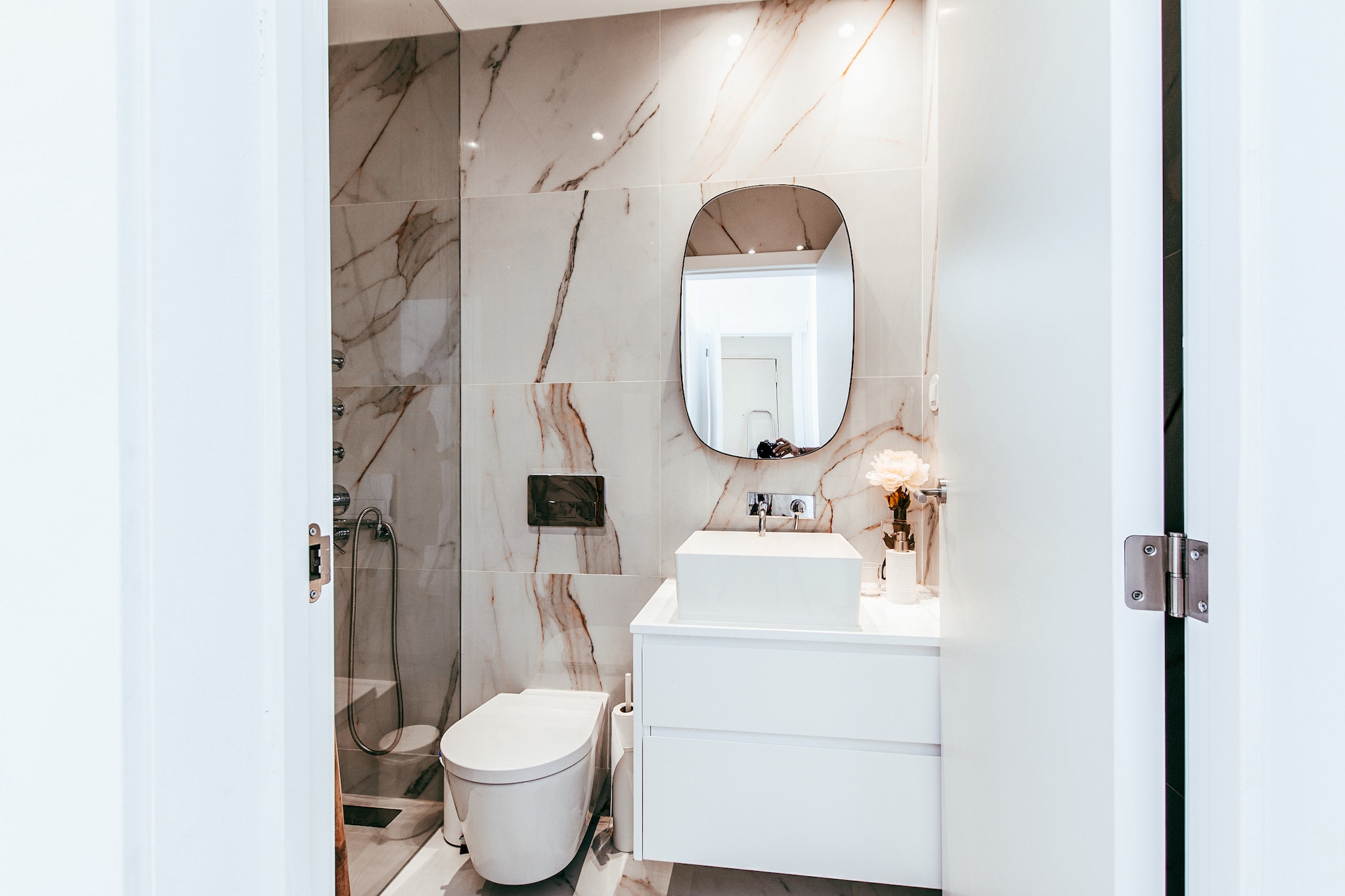 Modern & Charming Alges by GT House-Badezimmer