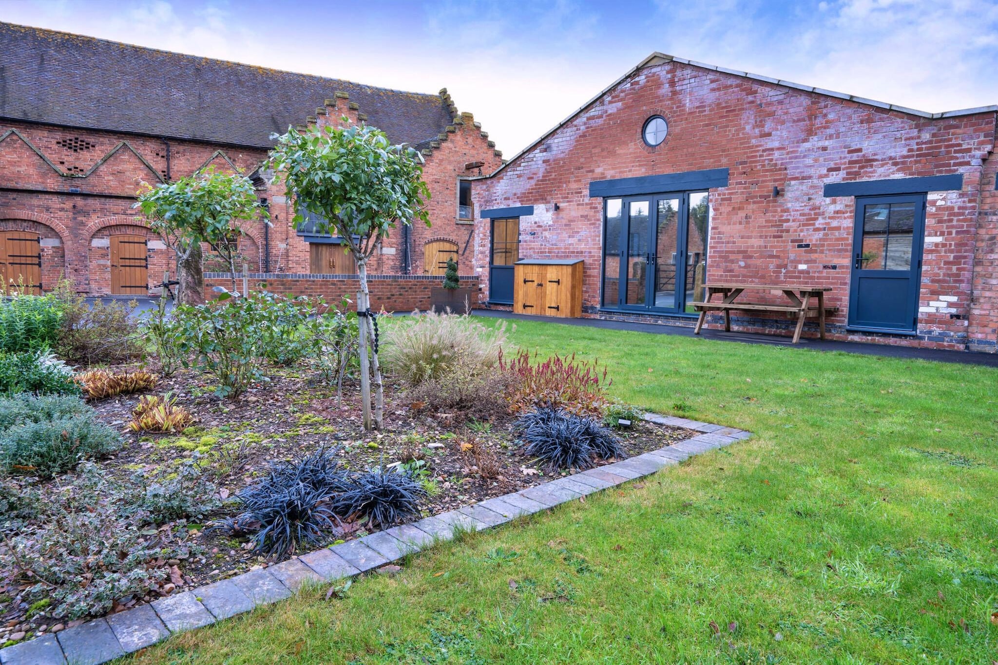 Courtyard View at Longford - Exterior in summer
