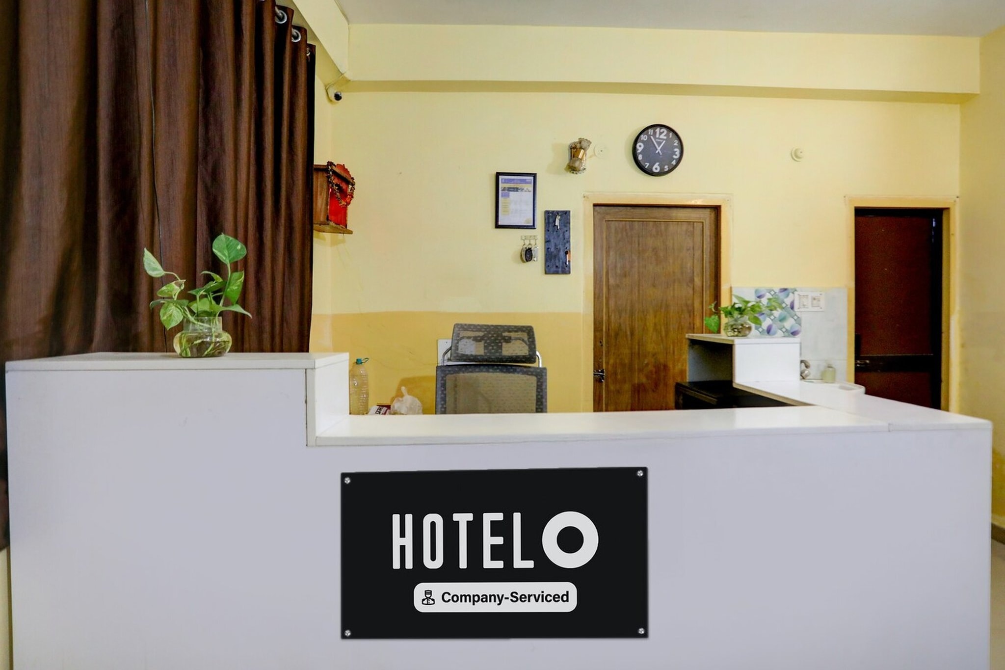Ground floor: (bedroom(double bed, TV, seating area, air conditioning, telephone, Floor mattress), bathroom(bathtub or shower, washbasin, toilet, Towels incl., shampoo, body soap, hot water), Parking, lift, Laundry Package incl.)