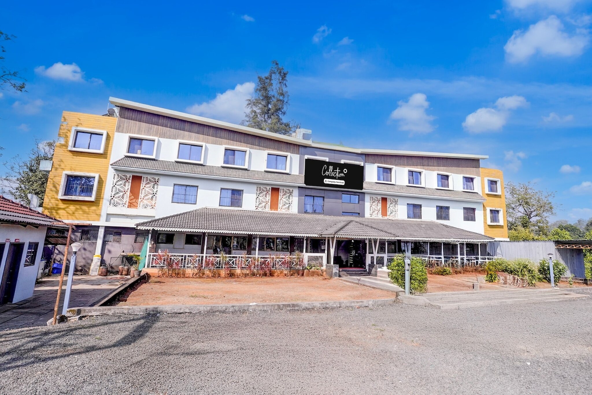 Ground floor: (bedroom(double bed, TV, seating area, air conditioning, telephone), bathroom(bathtub or shower, shower, washbasin, toilet, Towels incl., shampoo, body soap, hot water), Parking, garden)