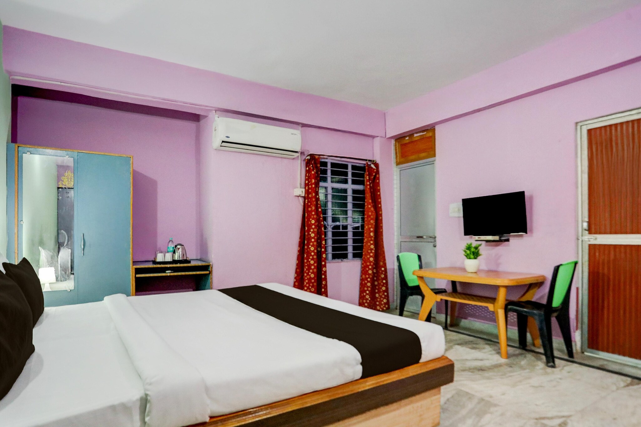 Comfortable Accommodations: Hotel O Hajipur Bus Terminal Formerly New Urvashi in Hājīpur offers family rooms with air-conditioning, private bathrooms, work desks, and seating areas. Each room includes free toiletries, a shower, TV, tiled floors, and a wardrobe.
Convenient Facilities: Guests benefit from a 24-hour front desk, daily housekeeping service, room service, and luggage storage. The hotel provides a 24-hour reception, ensuring assistance is available at any time.
Prime Location: Located 26 km from Jay Prakash Narayan Airport and 22 km from Patna Railway Station, the hotel is situated in Hājīpur. Nearby attractions include the Patna Museum and the Patna Planetarium.
Unmarried couples are warmly welcome at this property.
Guests with local ID proof are warmly welcome.
Foreign guests are welcome and allowed to stay at this property without any restrictions
Early Check-In Policy: A full day’s room rate will be charged for check-ins before 6:00 AM. Complimentary early check-in is available between 6:00 AM and 10:00 AM, subject to room availability.
Check-in is only available to guests aged 18 and above. Please provide a government-issued ID to confirm your age.