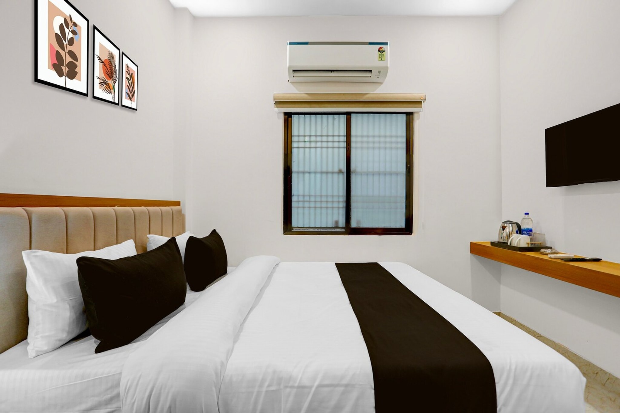 Comfortable Accommodations: Hotel O Dashashwamedh Ghat Varanasi in Varanasi offers family rooms with air-conditioning, private bathrooms, and free WiFi. Each room includes a work desk, seating area, TV, and free toiletries.
Convenient Facilities: Guests benefit from a lift, 24-hour front desk, daily housekeeping service, room service, and luggage storage. The hotel provides free toiletries, bath or shower, TV, tiled floors, and wardrobes.
Prime Location: Situated in Varanasi, the hotel is near Dashashwamedh Ghat and VTC. It offers easy access to attractions such as Kashi Vishwanath Temple and Sarnath.
Unmarried couples are warmly welcome at this property.
Guests with local ID proof are warmly welcome.
Early Check-In Policy: A full day’s room rate will be charged for check-ins before 6:00 AM. Complimentary early check-in is available between 6:00 AM and 10:00 AM, subject to room availability.
Check-in is only available to guests aged 18 and above. Please provide a government-issued ID to confirm your age.