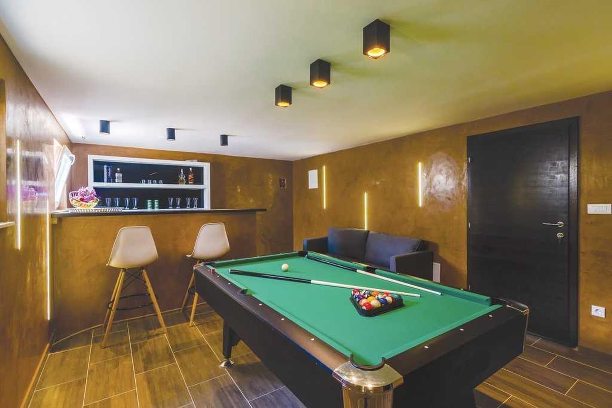 HOLIDAY HOUSE STONE BLISS