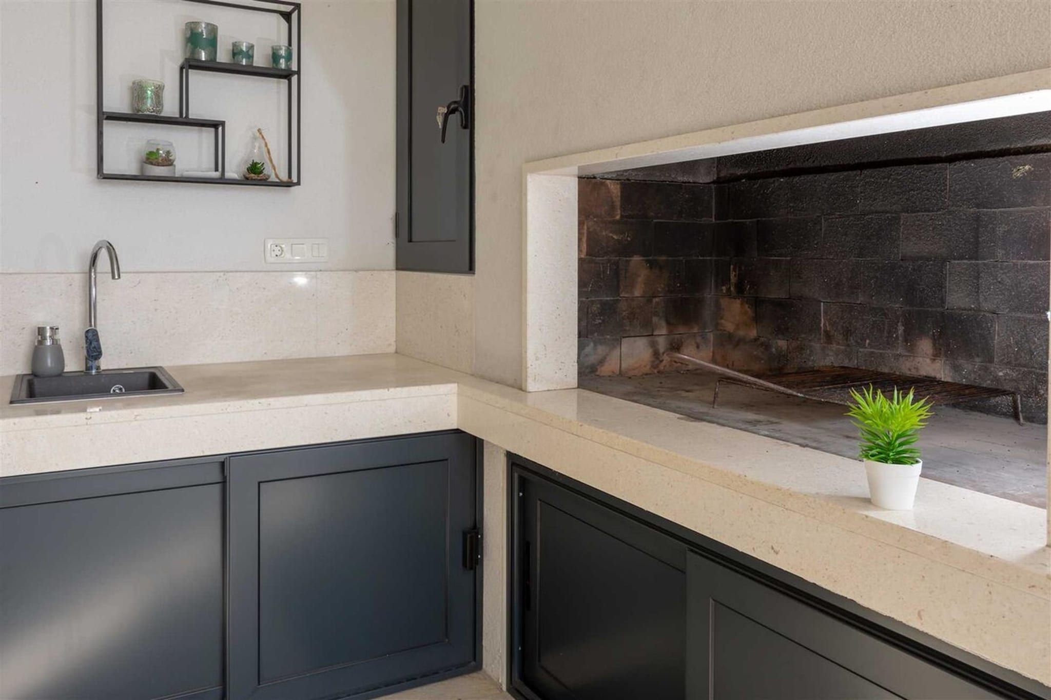 VILLA CASA MIA LUXURY RETREAT WITH SWIMMING POOL-Cuisine