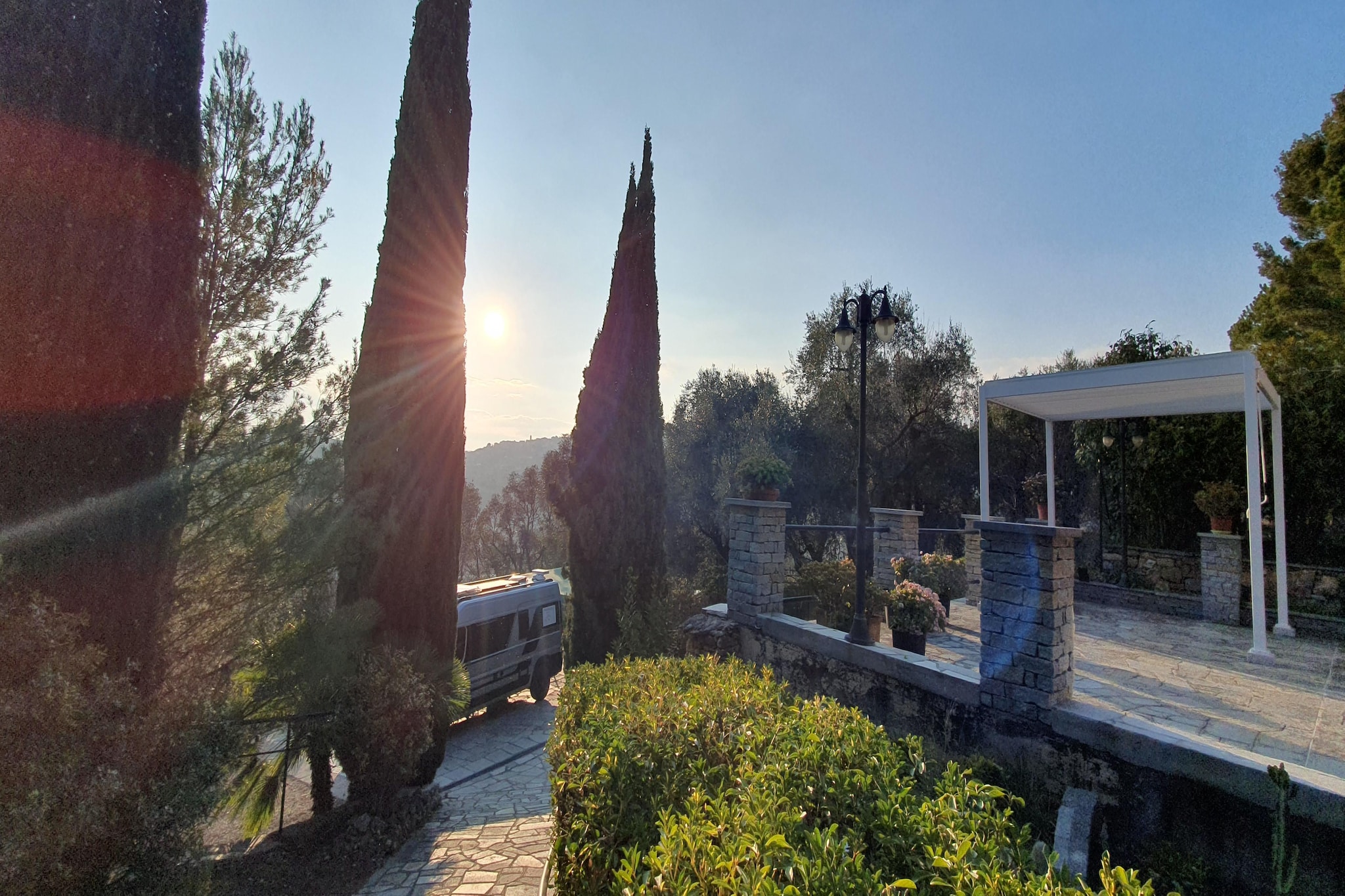 Apartment in einer charmanten Villa mit Meerblick-Jardins en été