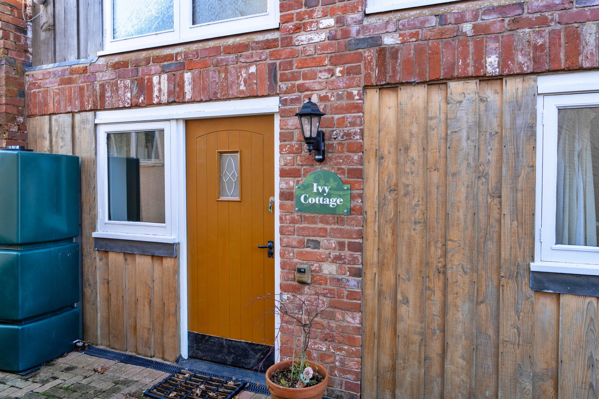 Ivy Cottage, Great Houndbeare Farm - Hall & reception