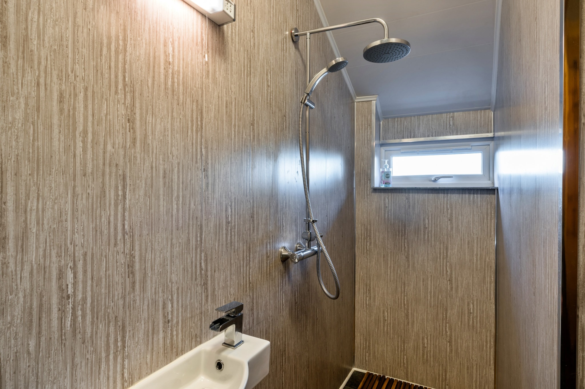 Cob Barn, Great Houndbeare Farm - Bathroom