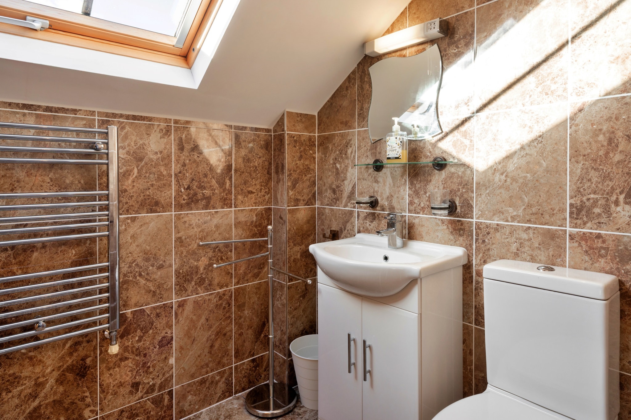 Cob Barn, Great Houndbeare Farm - Bathroom