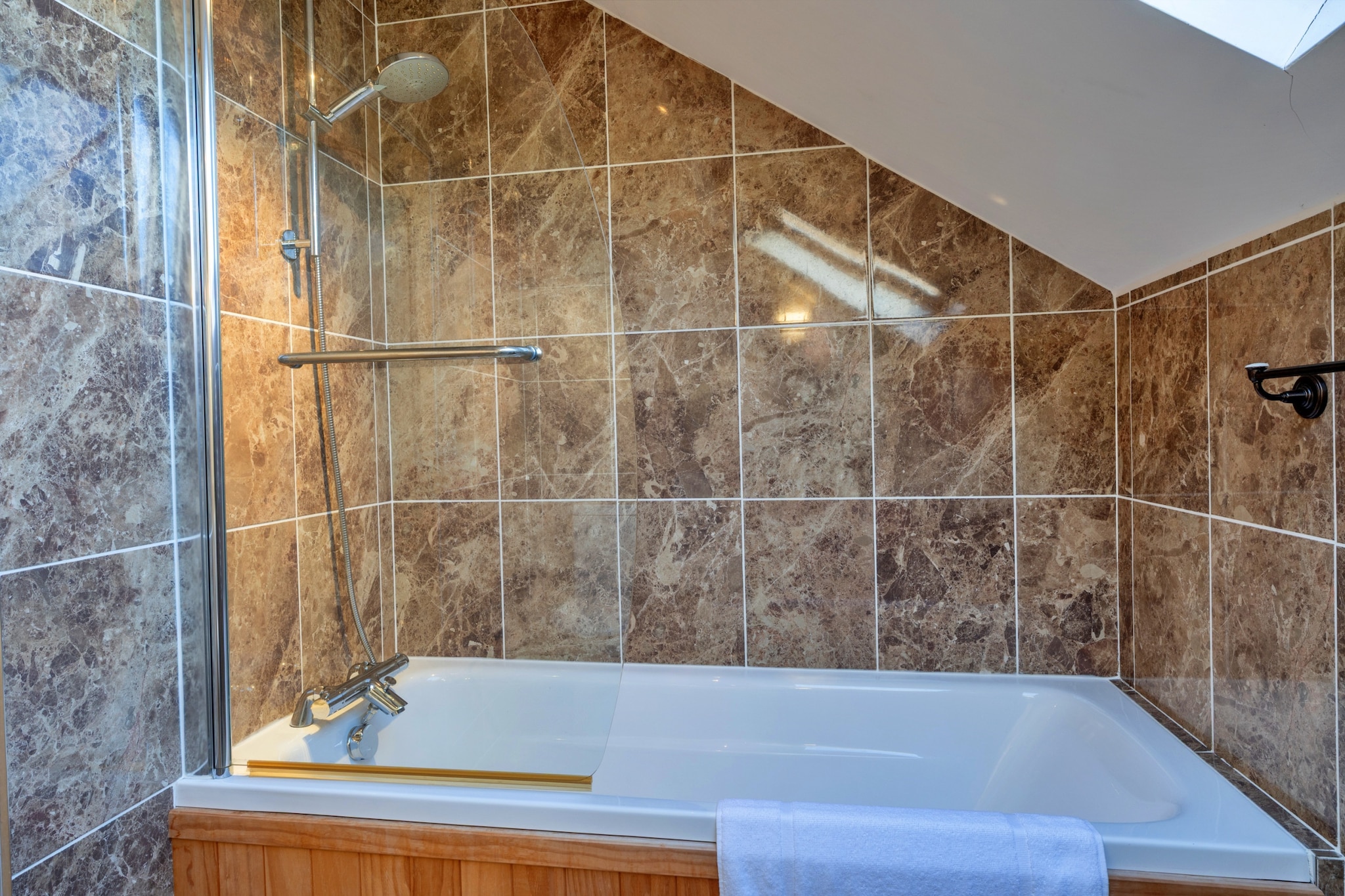 Cob Barn, Great Houndbeare Farm - Bathroom