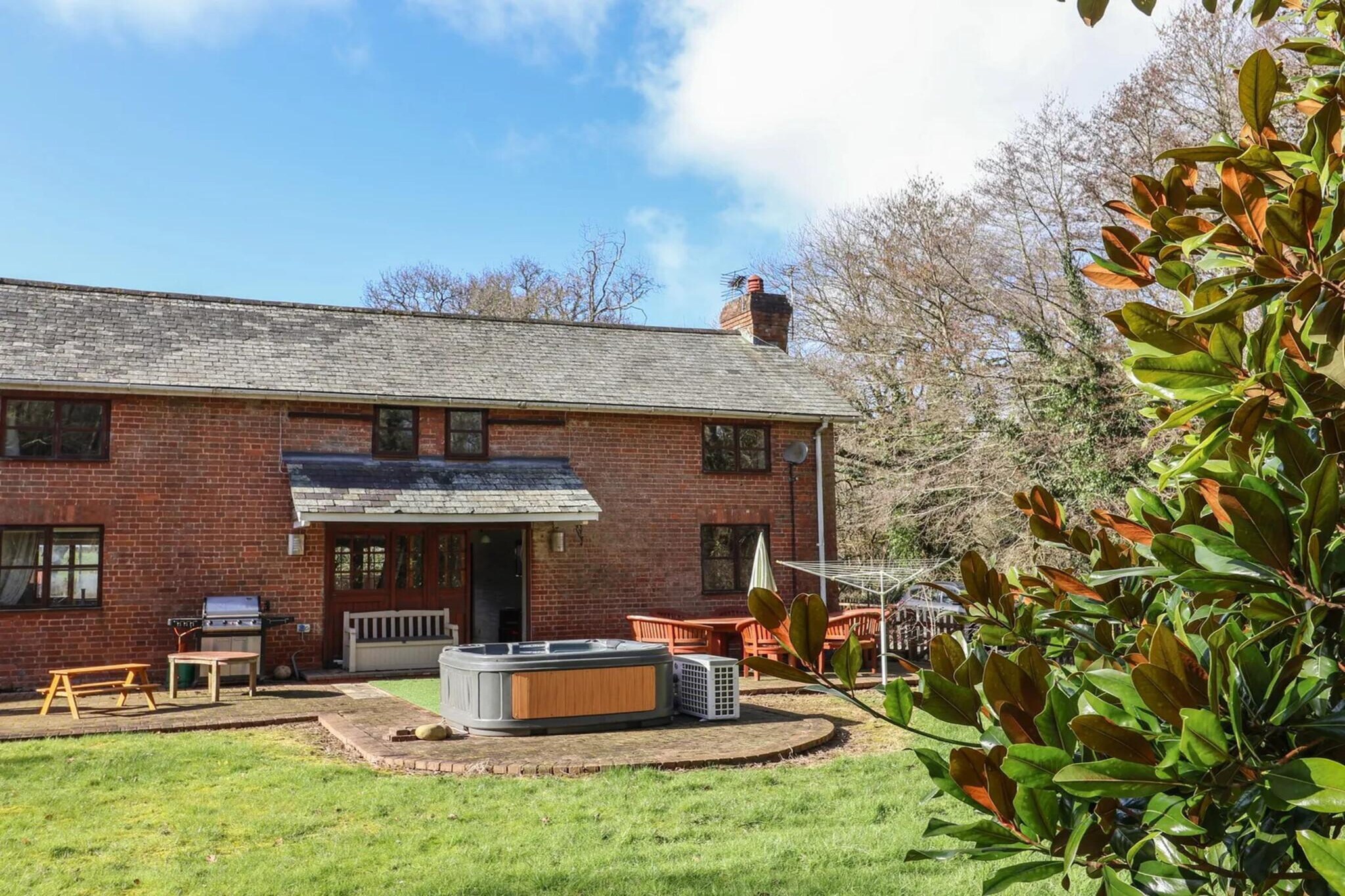 Mill Cottage, Great Houndbeare Farm - Exterior in summer