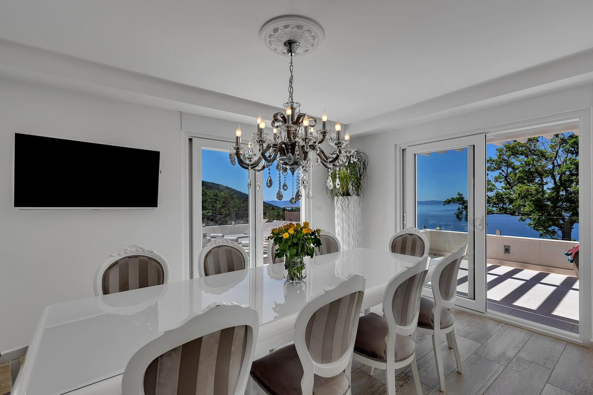 VILLA PRESTIGE-Eetkamer