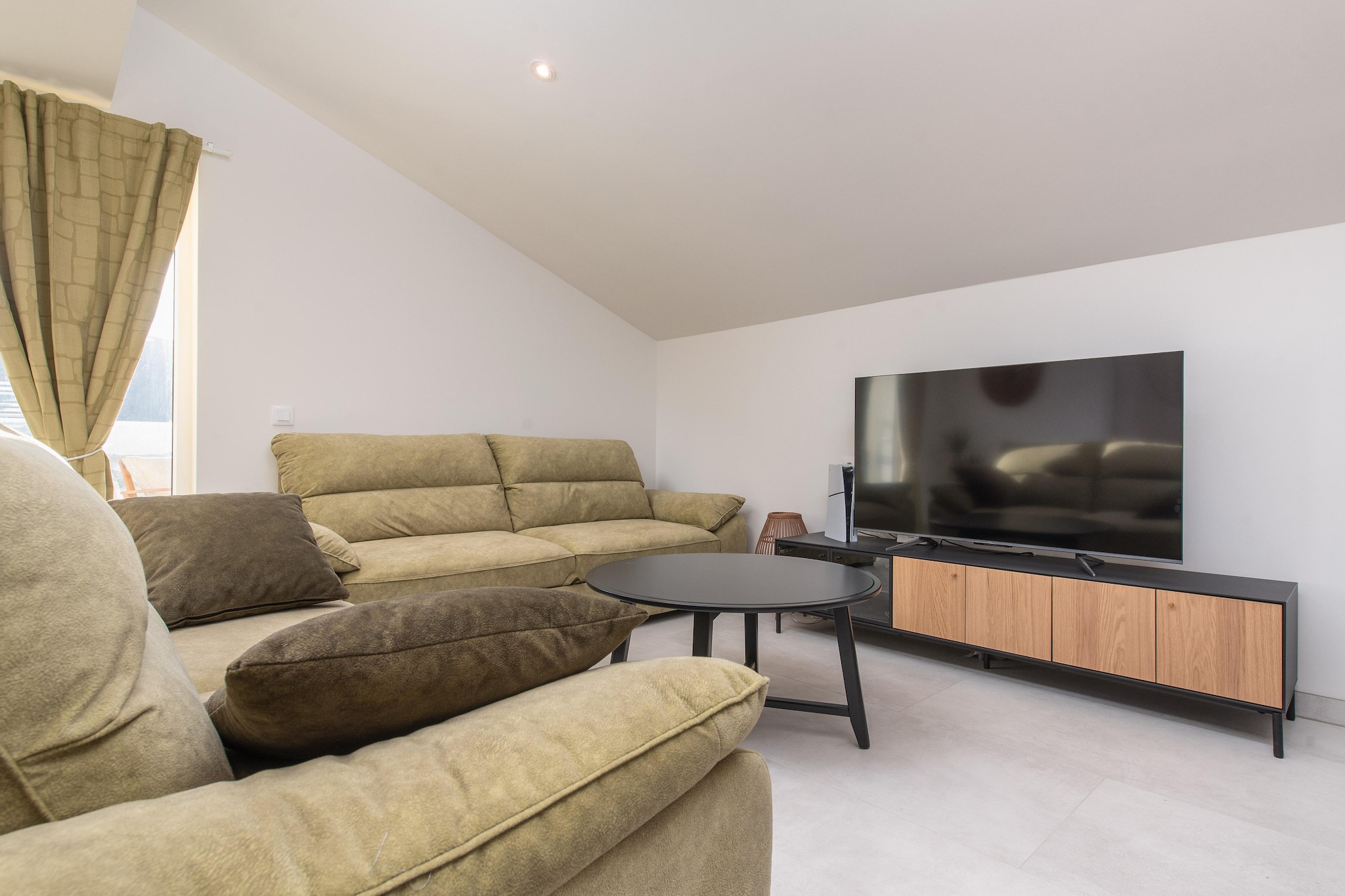 Family Holiday Home in Tugare