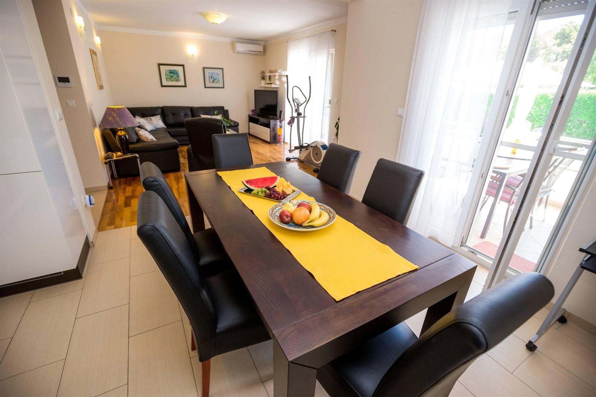 Apartment ViGo with private pool-Eetkamer