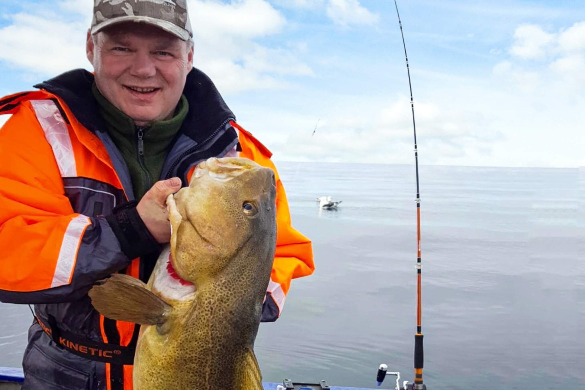 Holiday apartment at Vik in Flatanger, a unique place for outdoor activities at sea and in the mountains. The apartment is only 300 m from the sea and 500m from the marina/boatyard, boat for rent. The apartment has plenty of space for 5-6 people and contains 2 bedrooms, 2 bathrooms, laundry room, open kitchen/living room and a large storage room that also has a sofa bed. Heat pump/AC and two wood stoves. The apartment was renovated in 2025 and appears nice and modern with heating cables in several floors. Outside, there is plenty of parking space and a small, covered terrace with outdoor furniture/grill. Great hiking terrain right by the house, where you can walk along the sea or in the mountains with panoramic views of the ocean and nearly 1200 islets and skerries. There is a great hiking trail around the lake Vikvatnet where you also pass a lavvo, campfire house and a nice swimming area. Boat trips to many of the islands outside are a great experience. In Flatanger there are several fishing lakes. It is 5 km to the salmon river Lauvsnes-elva, 30 km to Årgårdsvassdraget and 40 km to the famous salmon river Namsen. At Utvorda you can walk on well-maintained paths and visit a coastal World War II fortress. Great for kayaking. One of Northern Europe's best mountains for climbing is at Hanshelleren 4 km away. It is 8 km to a great restaurant by the seaside at Lauvsnes. Grocery store just 400 meters from the apartment. The Folla sea area offers rich opportunities for those who want top sea fishing, both in the open sea area, at greater depths or on fishing grounds. Halibut, large cod, tusk and long swims right outside. Also, there are excellent conditions for rod fishing from the shore. Boat for rent: Hansvik 455 Sport (15 feet) with almost new 40 HP Honda outboard motor, GPS/chart plotter/echo sounder. The boat is located at the floating dock at Vik pier about 400 meters from the house and must be booked in advance.