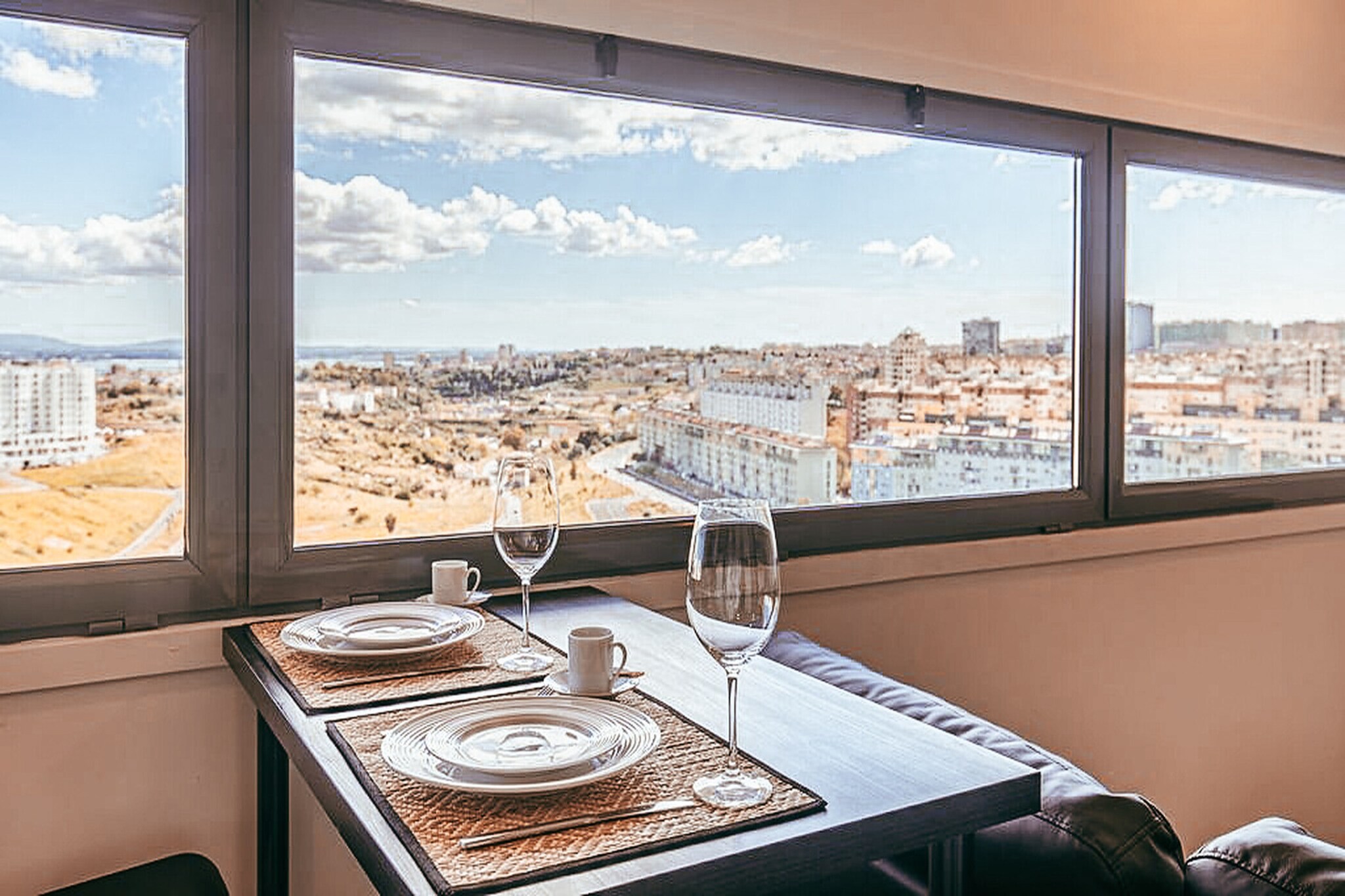 Trendy Apartment River View By Gthouse-Eetkamer