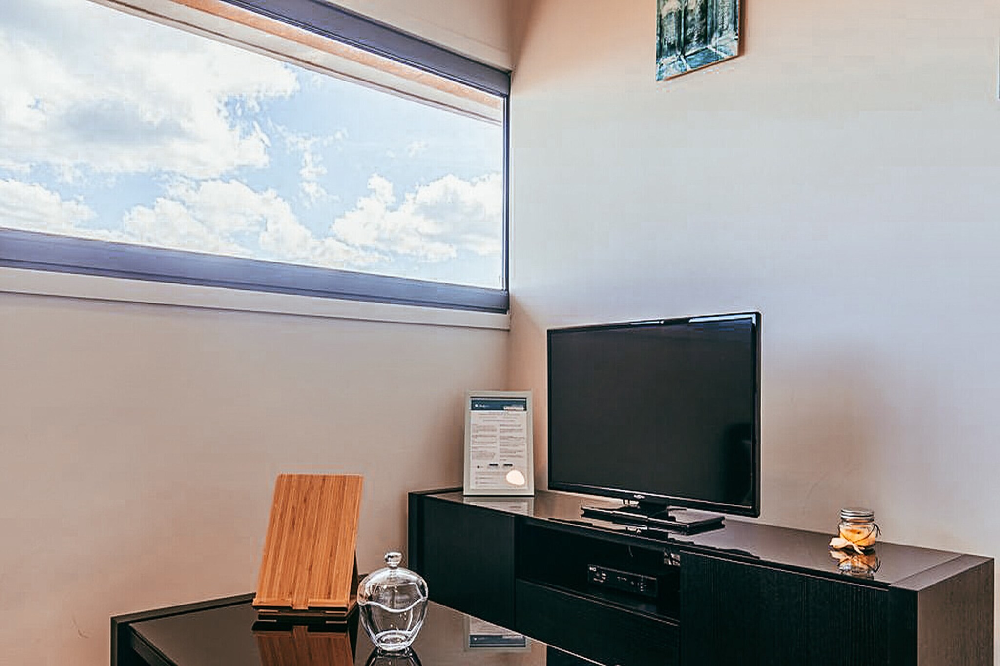 Trendy Apartment River View By Gthouse-Woonkamer